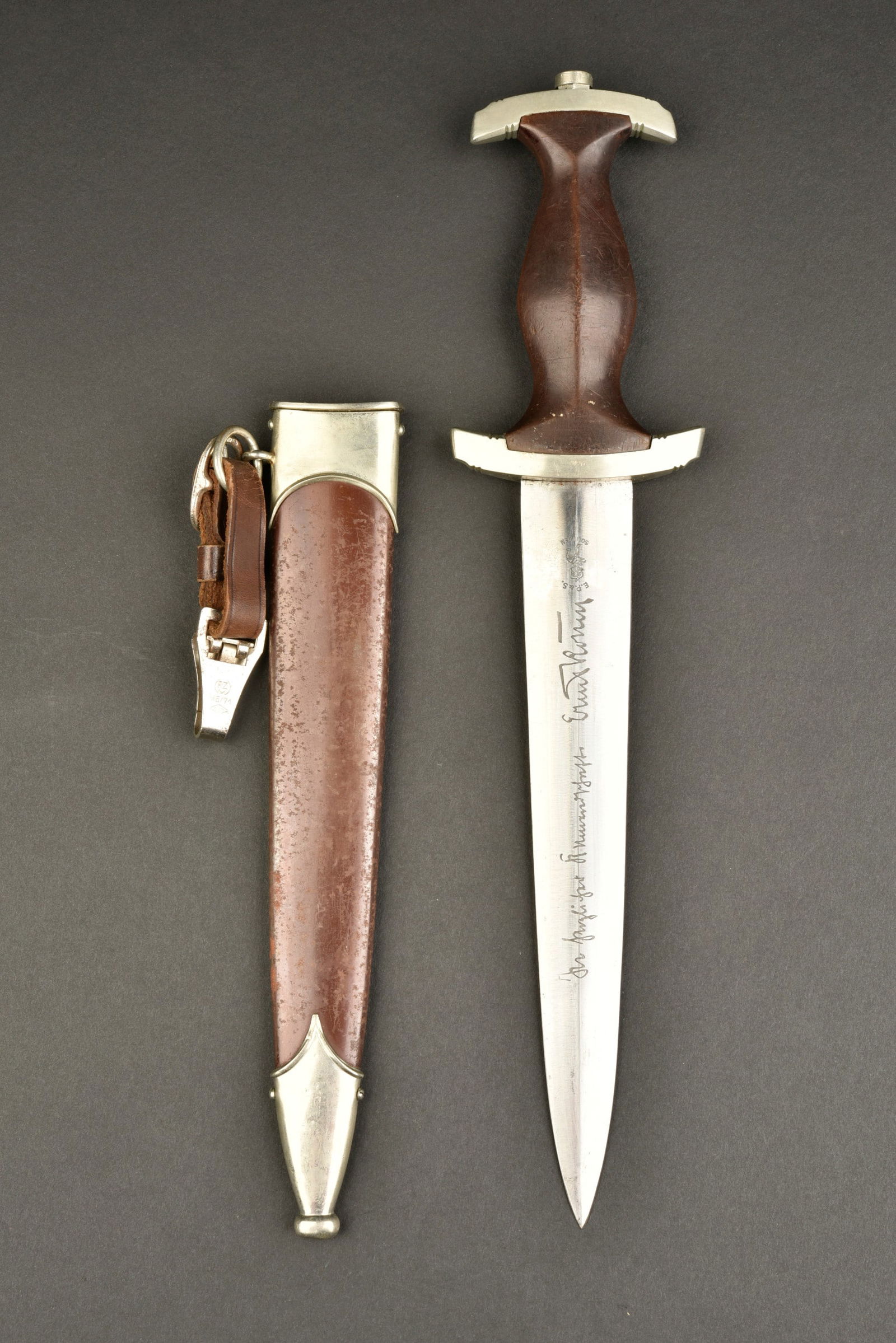 Dague SA Rohm. SA Rohm dagger.: Dague SA Rohm. Garnitures en metal en tres bon etat. Insigne SA etaigleallemand montes d origine. Garde marquee NRH. Belle lame partiellement oxydeeavec des taches portant la devisealles Für Deutschl