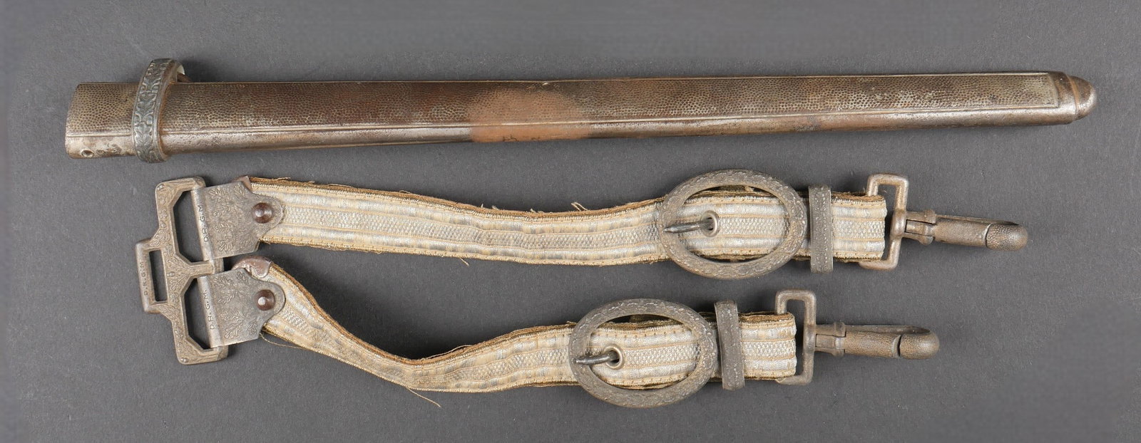 Accessoires de dague Heer. Heer dagger accessories.: Accessoires de dague de la Heer. Comprenant une beliere de dague de la Heer, galons argent sur velours vert fonce. Garnitures en metal a decors de feuilles de chene. Modele dit de Luxe. Fabrication DR