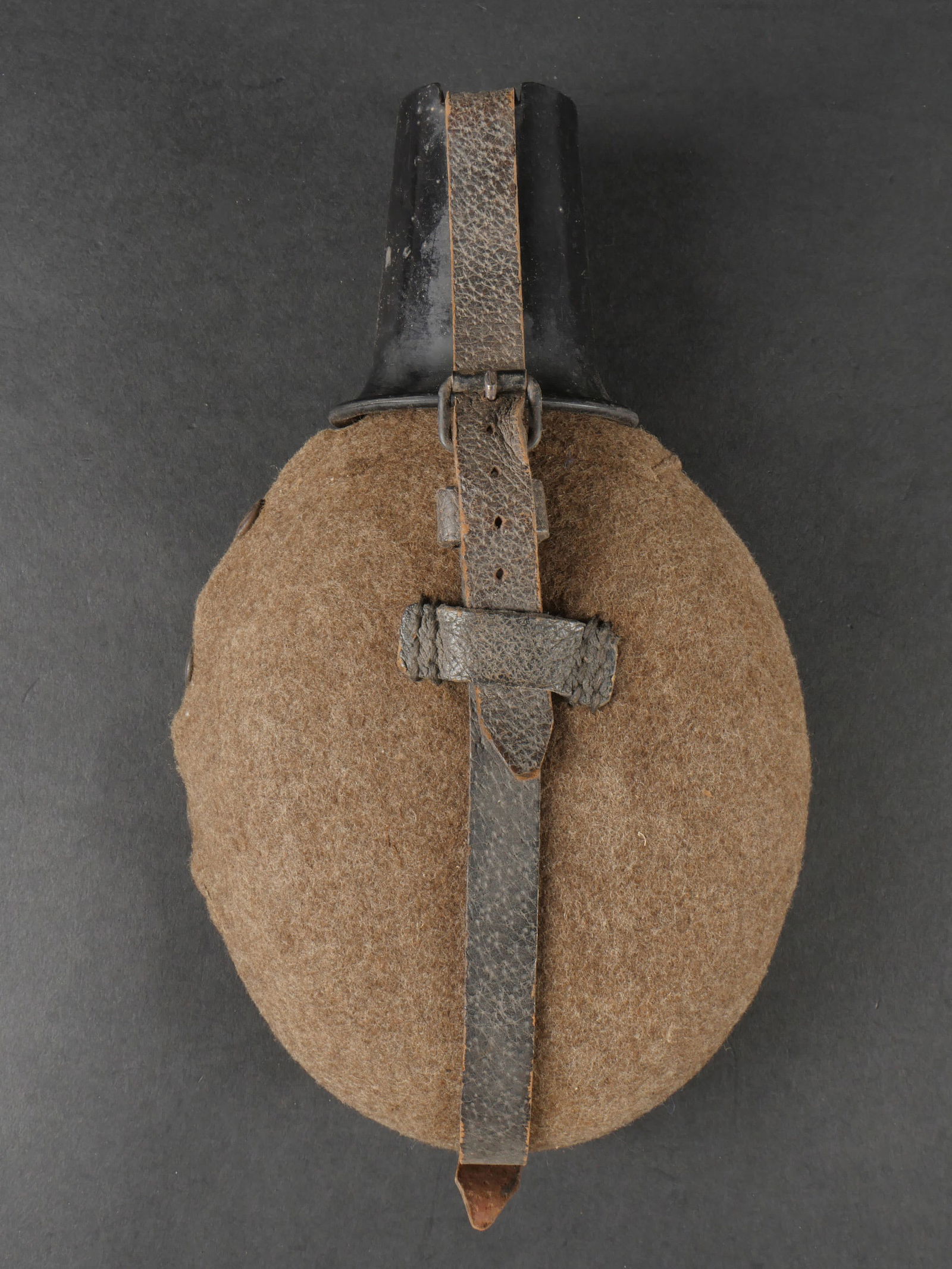 Gourde allemande grande capacite. German canteen.: Gourde allemande grande capacite. Gourde en aluminium, fabrication MN 42. Bouchon en bakelite. Housse en epais drap Feldgrau avec renfort au dos. Tous les boutons pressions sont fonctionnels. Harnais