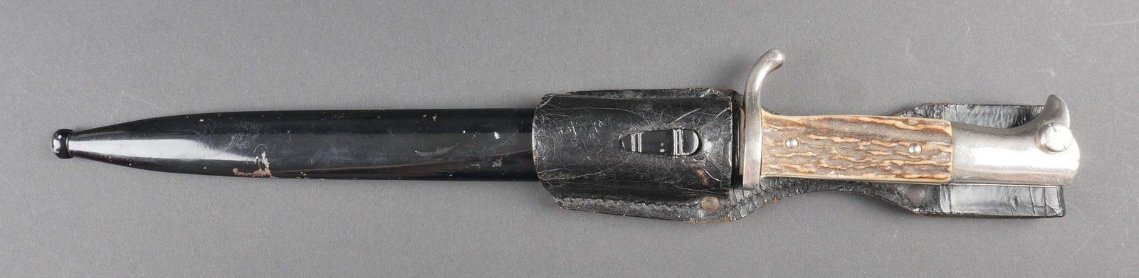 Baionnette de parade. German dress bayonet.: Baionnette de parade. Garnitures en metal nickele. Plaquettes en fausse corne. Sans insigne. Belle lame dans sa couleur d origine a 8ach0%, fortement graissee. Fourreau en metal, peinture noire a 90%.