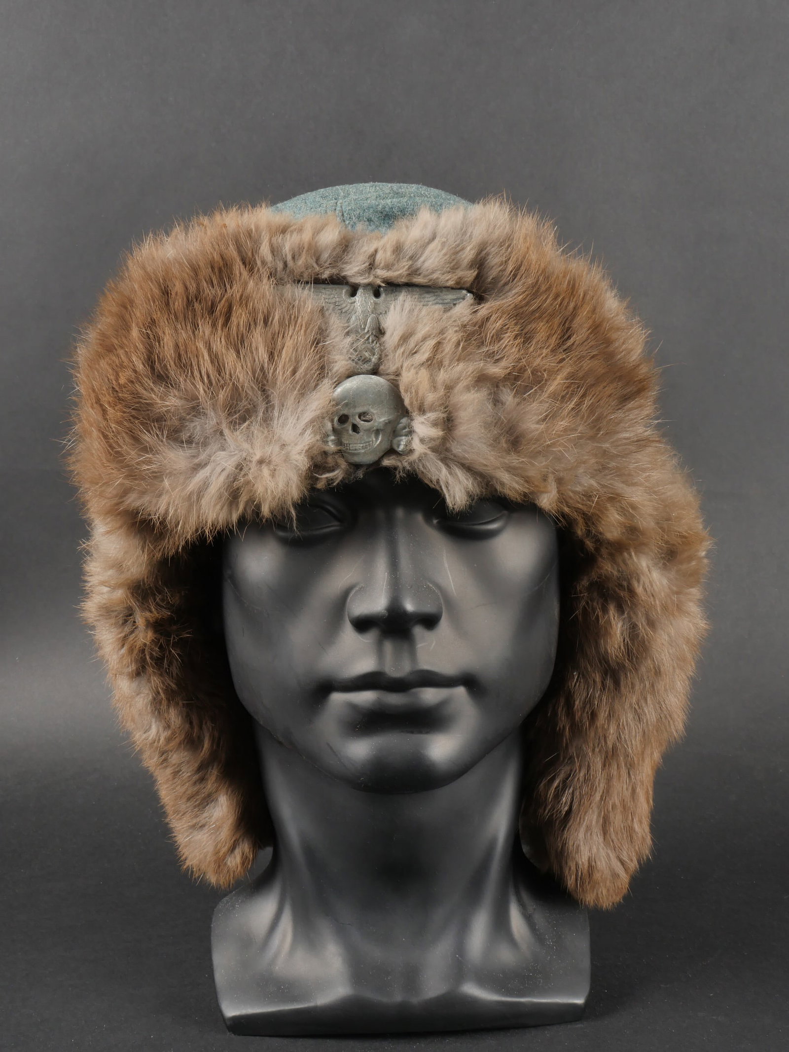 Toque hivernal Polizei. German winter hat Polizei.: Toque hivernal Polizei. En drap gris/bleu. Doublure en fausse fourrure. Les insignes de la SS ont ete rajoutes et ne sont pas garantis d origine. Interieur double en tissu molletonne gris. Marquages R