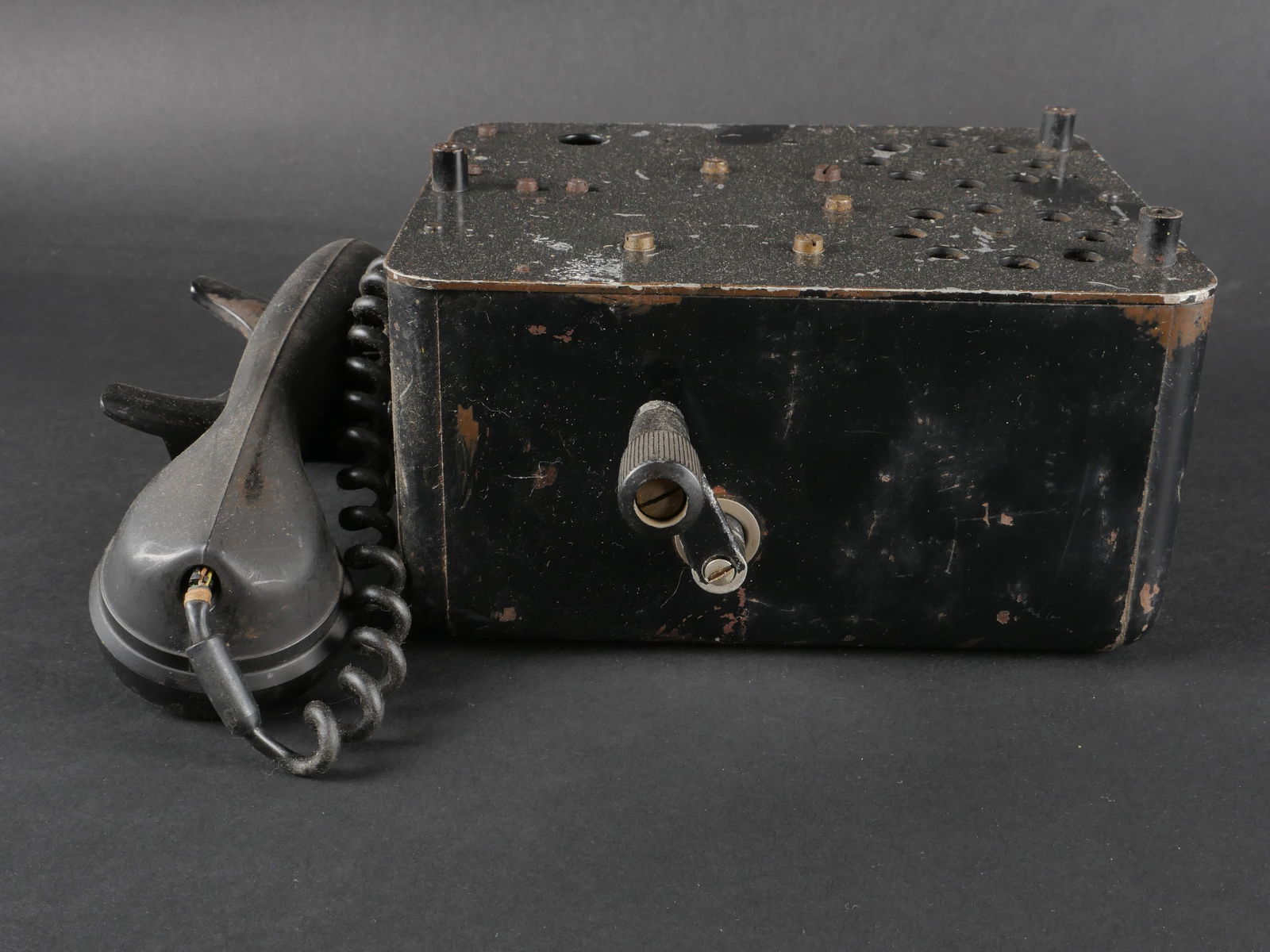 Telephone allemand. German Telephone.: Telephone allemand. Modele mural. En bakelite noir. Manivelle presente. Combine complet avec son cable et sa prise. Les elements interne sont absents. Sans marquages visibles. A noter une certaine usu