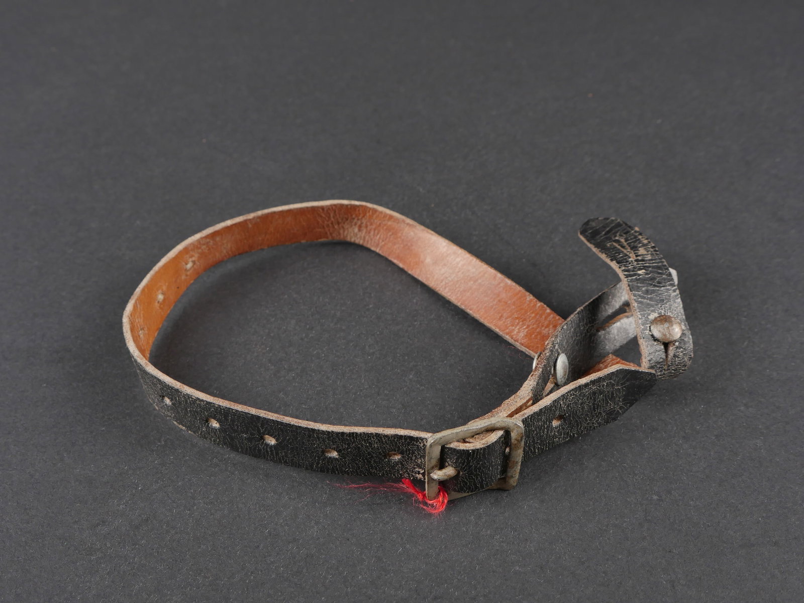 Jugulaire de casque allemand. German helmet chin strap.: Jugulaire de casque allemand. En cuir noir, complete. Fabrication FTB 44. Cuir souple. A noter une certaine usure et patine de la piece. Etat II+. German Helmet Chin Strap. Made of black leather, comp