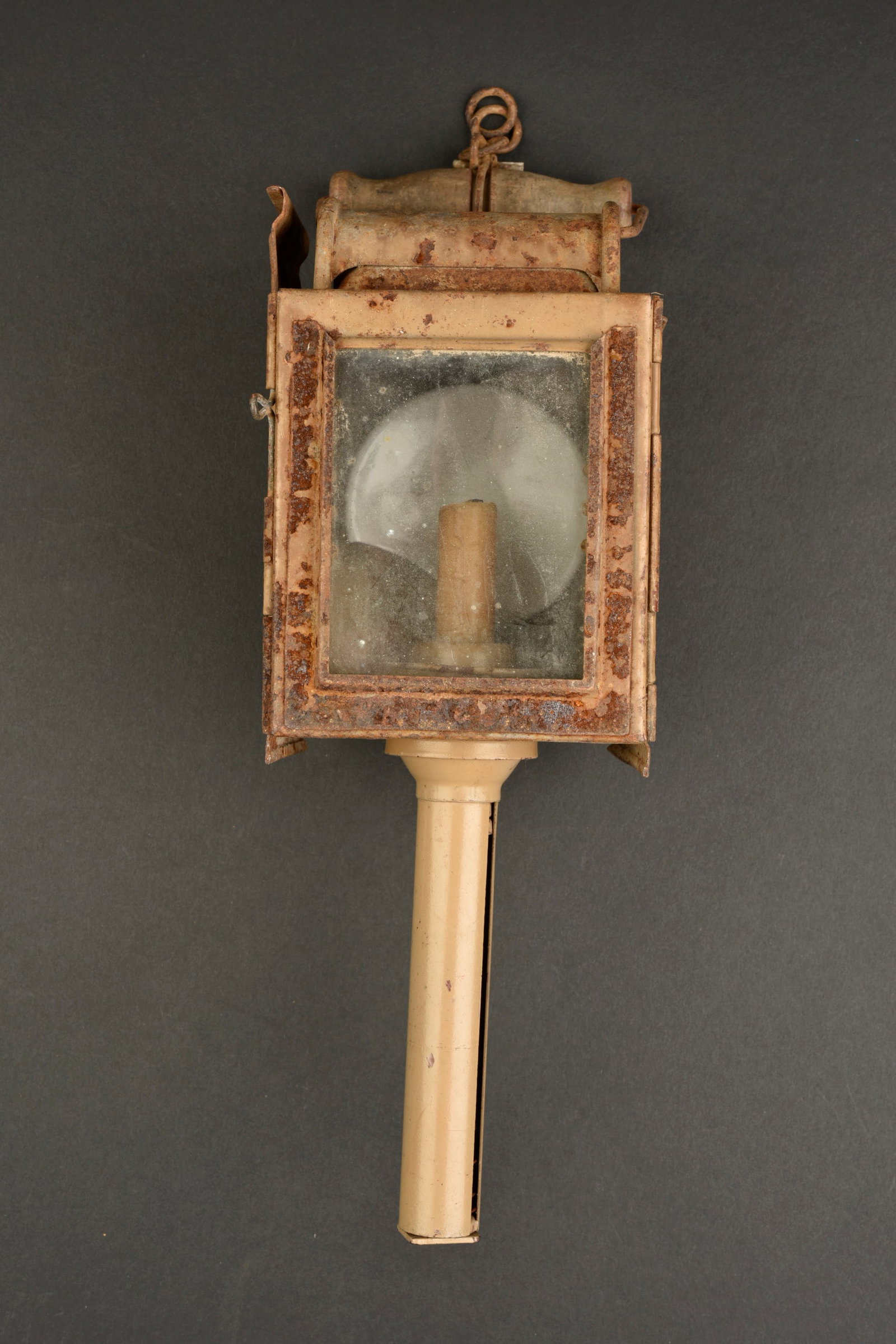 Lanterne allemande. German lantern.: Lanterne allemande. Partie superieure en metal, partiellement oxyde. Reste de peinture jaune sable a 40%. Les vitres sont presentes, ainsi que deux proteges vitres. Une vitre est cassee. Poignee de tr