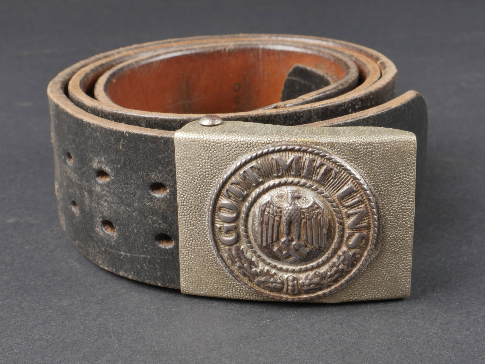 Ceinturon de la HEER. German belt.: Ceinturon de la Heer. Ceinturon en cuir noir, modele sans patte de reglage. Bouclerie en metal. Marquages RBNR 0/0390/0069 1943. Taille 98. Boucle de ceinturon en metal grenele. Boucle a deux ardillon