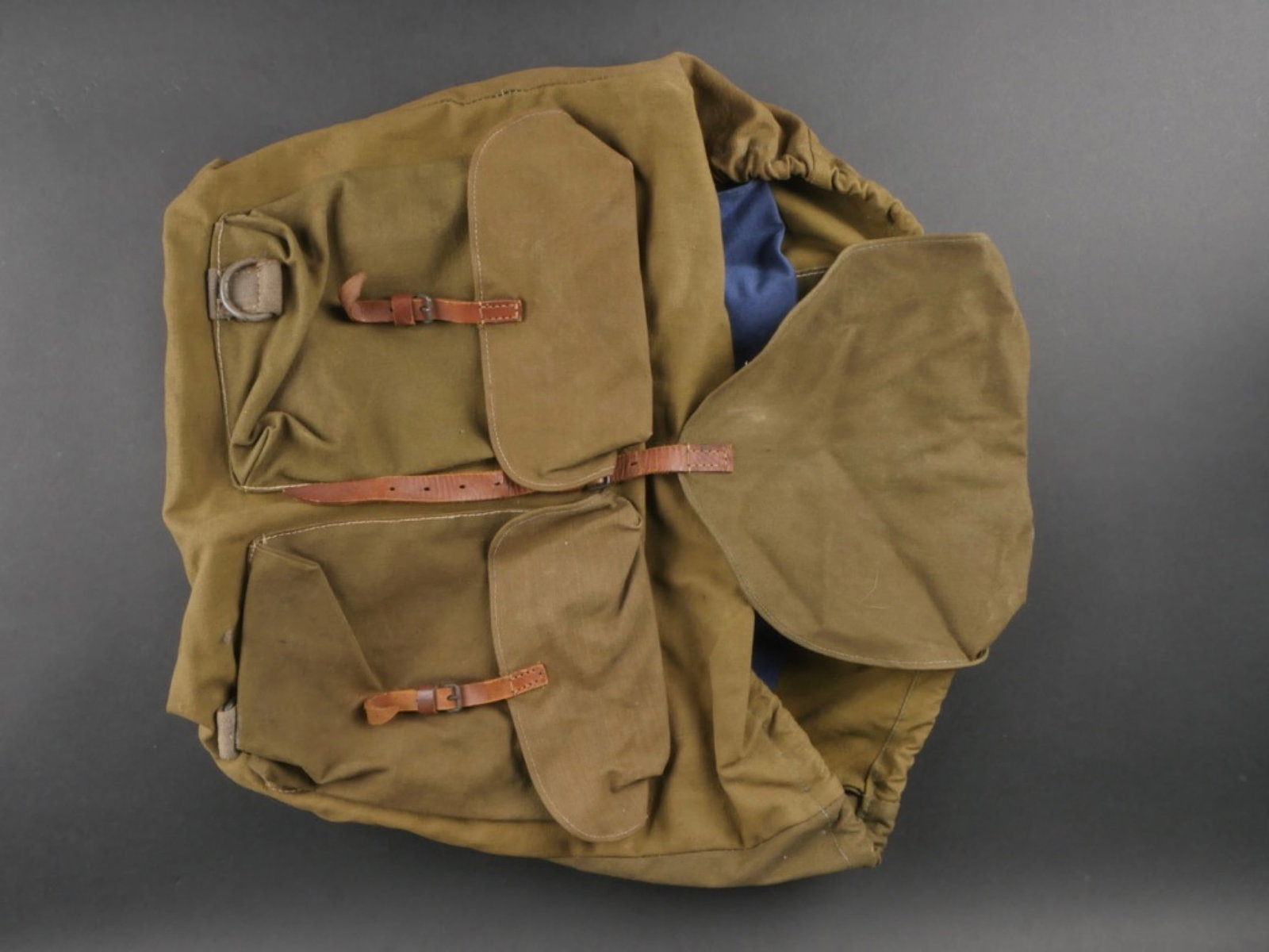 Ensemble de sacs a dos allemand. German backpack set.: Ensemble de sacs a dos allemand. Comprenant un sac a dos en forte toile Feldgrau et cuir marron. Toutes les garnitures metalliques sont presentes et majoritairement en couleur d origine. Interieur dou