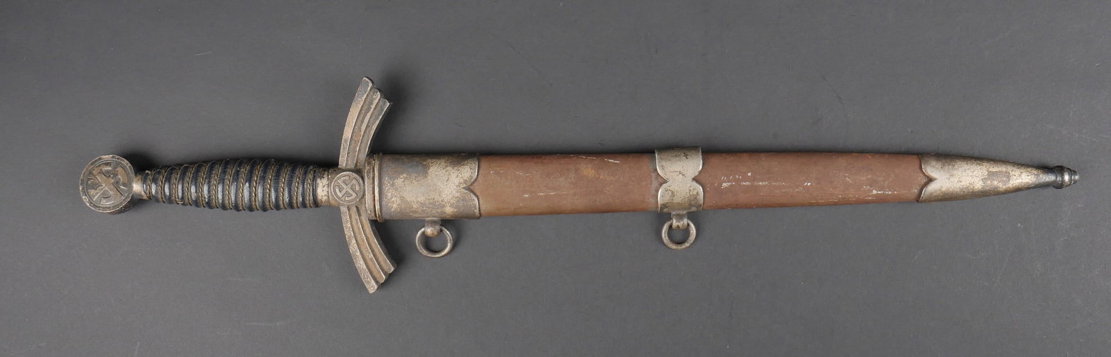 Dague officier LW. German Dagger.: Dague d officier de la Luftwaffe. Garnitures en metal. Poignee recouverte de marocain bleu, filigrane present. Lame oxydee mais presentant bien. Sans marquages visibles. Fourreau oxyde, completement d