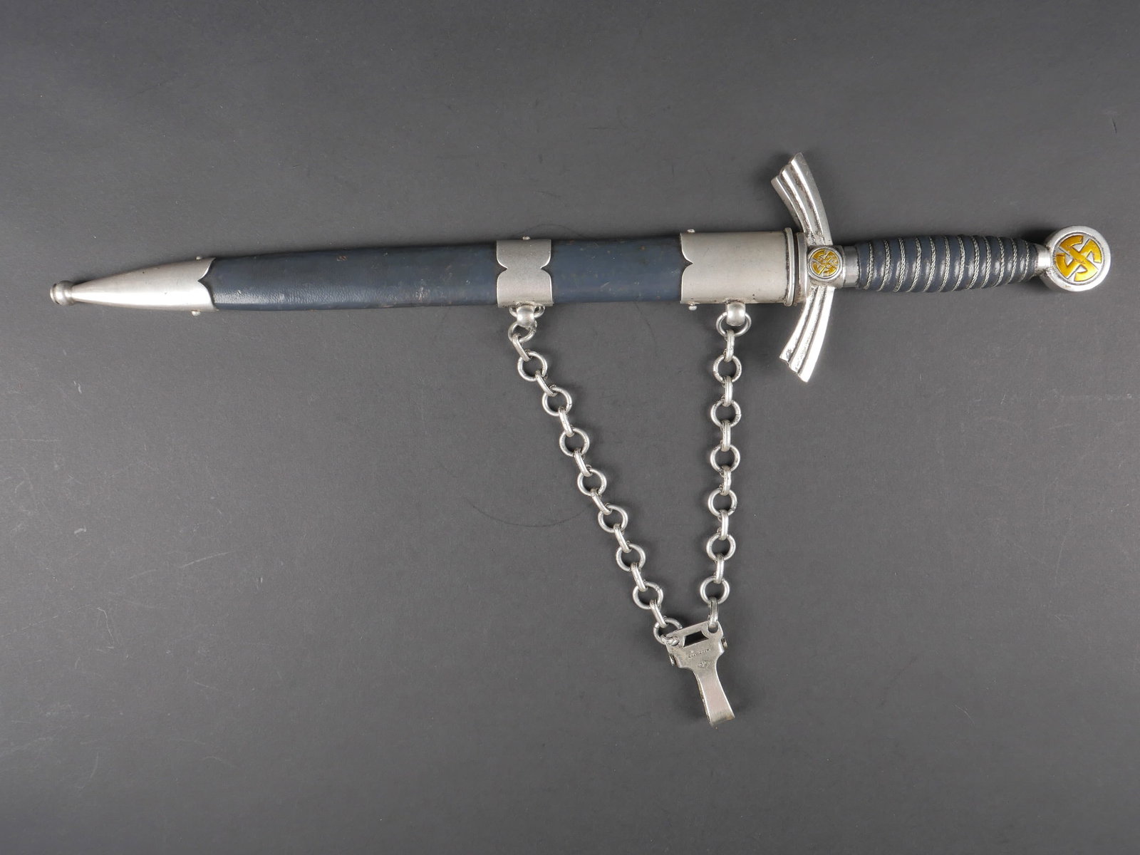 Dague officier LW. Luftwaffe officer dagger.: Dague d officier de la Luftwaffe. Dague du modele lourd, en metal nickele, les dorures sur les insignes nationaux sont presentes avec des manques. Poignee en marocain bleu, filigrane complet. Belle la