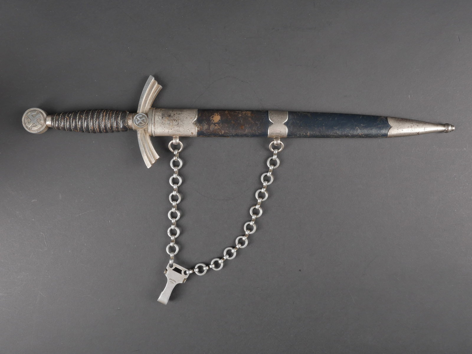 Dague officier LW. Luftwaffe officer dagger.: Dague d officier de la Luftwaffe. Modele lourd. Garnitures en metal oxydees. Les dorures des insignes nationaux sont manquantes. Poignee recouverte de marocain bleu. Filigrane complet. Belle lame pres