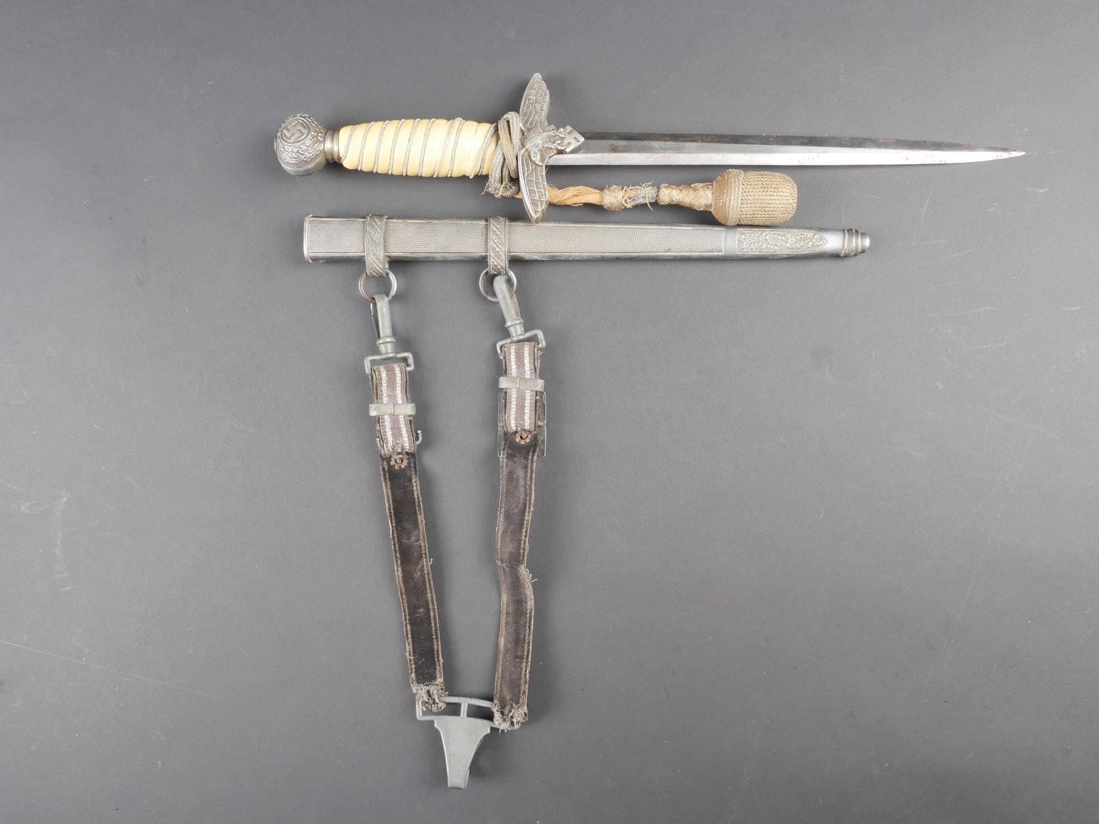 Dague officier LW. Luftwaffe officer dagger.: Dague d officier de la Luftwaffe. Garnitures en metal. Les dorures des insignes nationaux sont manquantes. Poignee en celluloid blanche, quelques fissures visibles. Filigrane present mais distendu. Ga