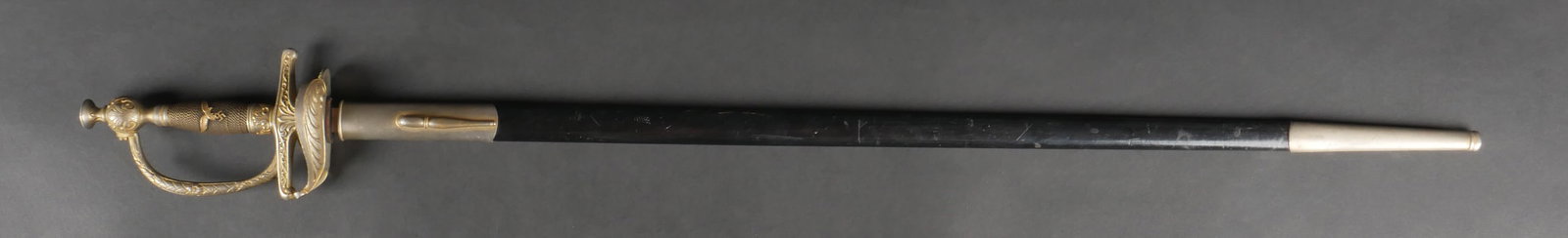 Reproduction d epee de general LW. Reproduction general LW sword.: Reproduction d epee de general de la Luftwaffe. Garnitures en metal. Manche disposant d un filigrane. Garde en D. Aigle de la Luftwaffe en metal appose sur la poignee. Belle lame gravee In Dankbarer A