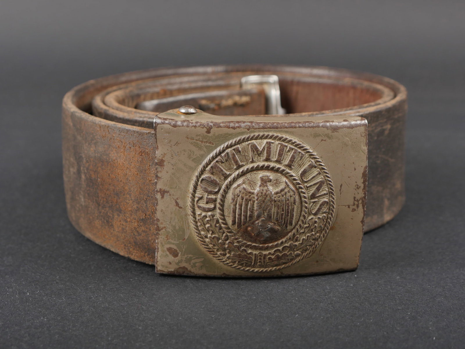 Ceinturon de la Heer. German belt.: Ceinturon de la Heer. Ceinturon en cuir noir. Bouclerie en metal. Sans marquages visibles. Patte de reglage en cuir complete. Boucle de ceinturon en metal, peinture Feldgrau a 60%. Fabrication OTD 194