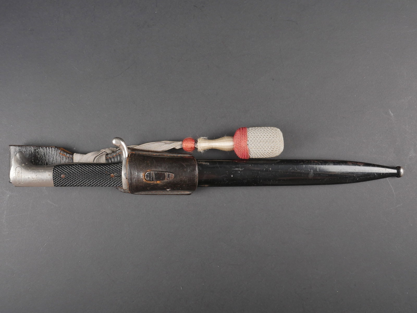 Dague de parade Heer. German dress bayonet.: Dague de parade de la Heer. Garnitures en metal nickele. Pommeau a tete d aigle. Bouton poussoir fonctionnel. Plaquettes en bakelite noire. Belle lame nickelee. Au recto aigle de la Heer, ainsi que la