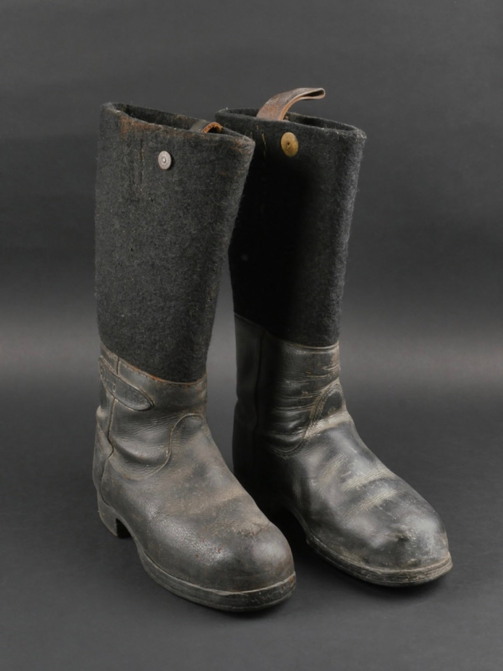 Bottes hivernales. Winter boots.: Bottes hivernales. En cuir et feutrines noir. Boutons bien marquees Solide Neuwelt. Marquages lateraux ED HMB158 et 52 ED. Semelles en cuir lisse. Paire homogene. Boutons interne marque ED Hamburg 428