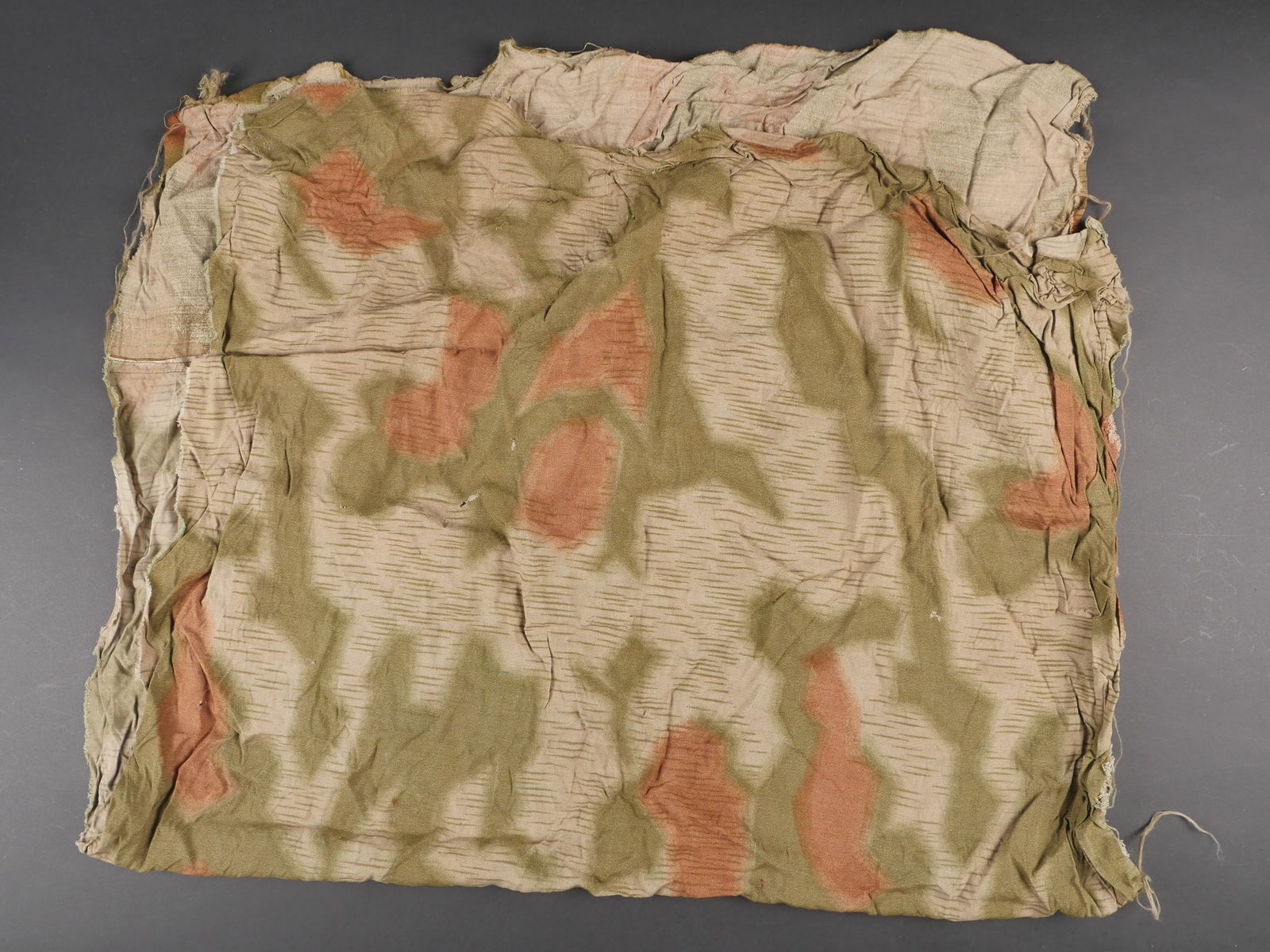 Morceau de toile camoufle eclat. Piece of camouflage fabric.: Morceau de toile camoufle. En toile coton camoufle floue, pouvant servir pour les reparations des blouses de tireur d Elite ou des tenues molletonnees camouflee. Dimensions environ 70 x 110 cm. A note