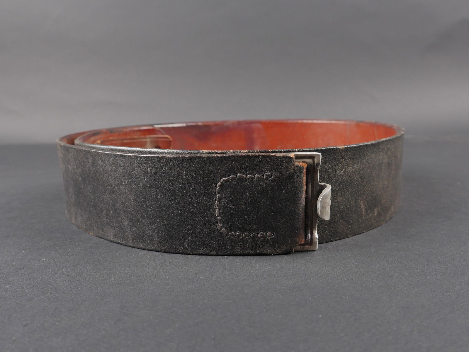 Ceinturon allemand. German belt.: Ceinturon allemand. En cuir noir et marron. Bouclerie en aluminium. Taille 95. Fabrication illisible. Marquages regimentaire BABr 338. A noter une certaine usure et patine de la piece. Etat II+. Germa