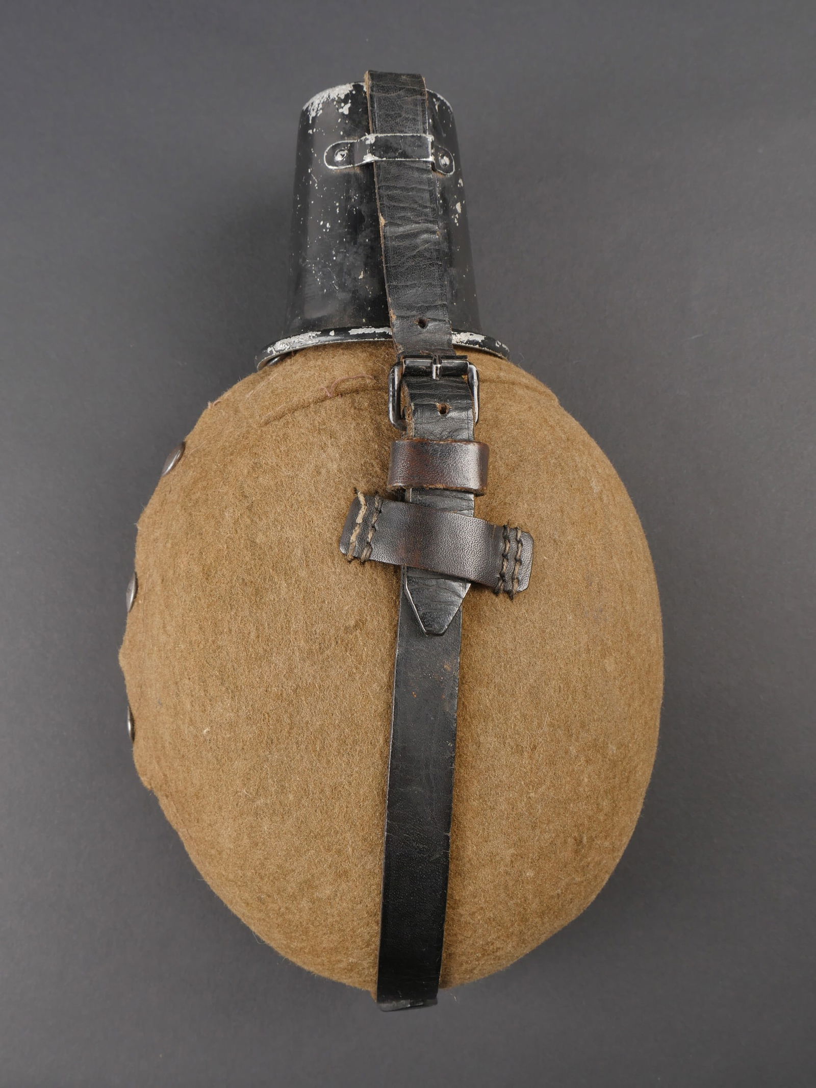 Gourde allemande. German canteen.: Gourde allemande. En aluminium. Fabrication CFL 41. Bouchon en bakelite noire. Housse en feutrine kaki. Renfort au dos de la piece. Les boutons pression sont fonctionnels. Harnais en cuir noir, mousqu