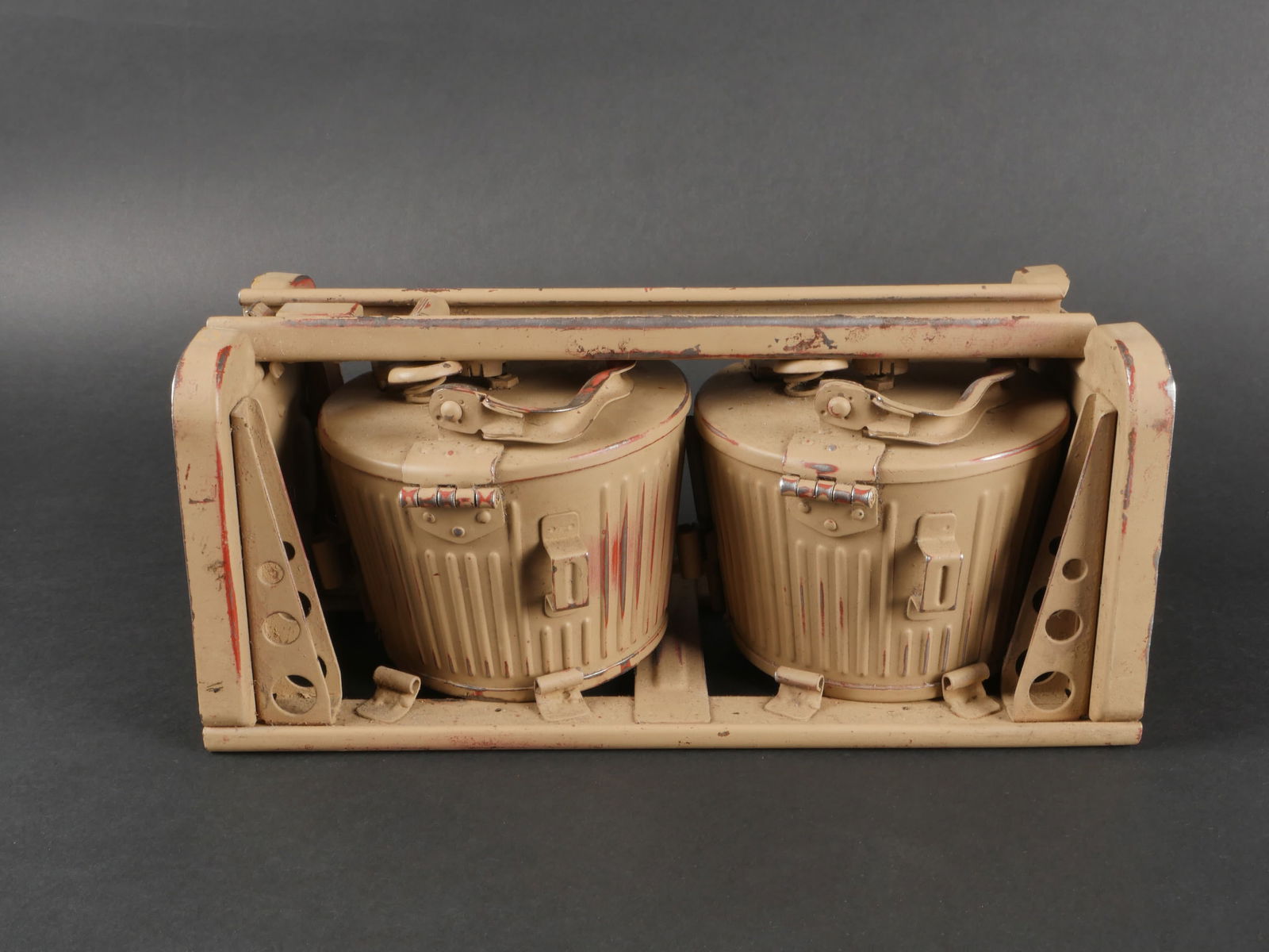 Porte tambour MG. MG Drum Holder.: Porte tambour MG. Support en metal. Le systeme de fermeture est complet et fonctionnel. Marquages 178. Poignee de transport presente. Fabrication illisible, date 1943, aigle Waa present. Marquage 179