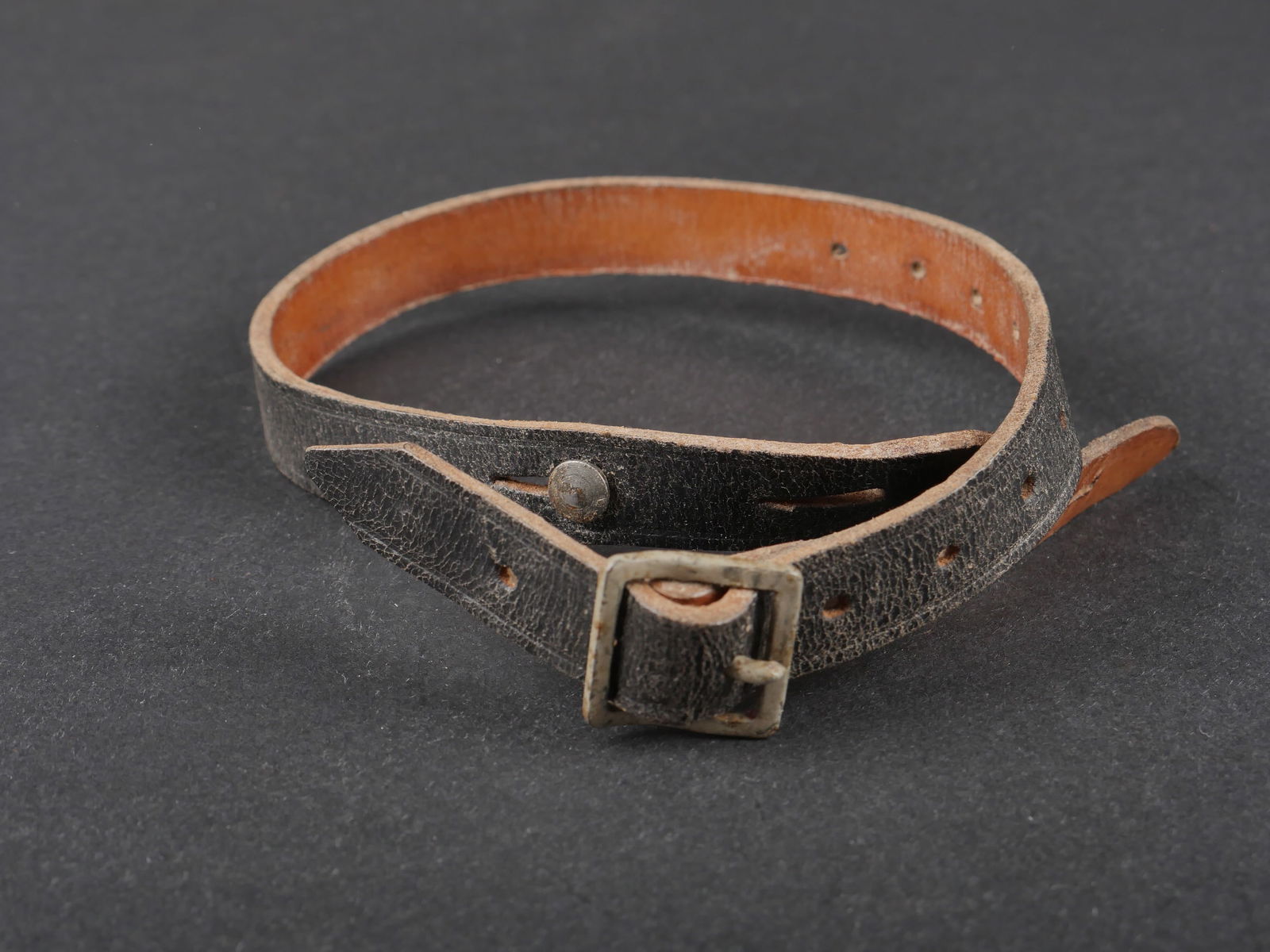 Jugulaire de casque allemand. German Helmet chin straps.: Jugulaire de casque allemand. En cuir noir, complete. Fabrication FTB 44. Cuir souple. A noter une certaine usure et patine de la piece. Etat II+. German helmet chin strap. Made of black leather, comp