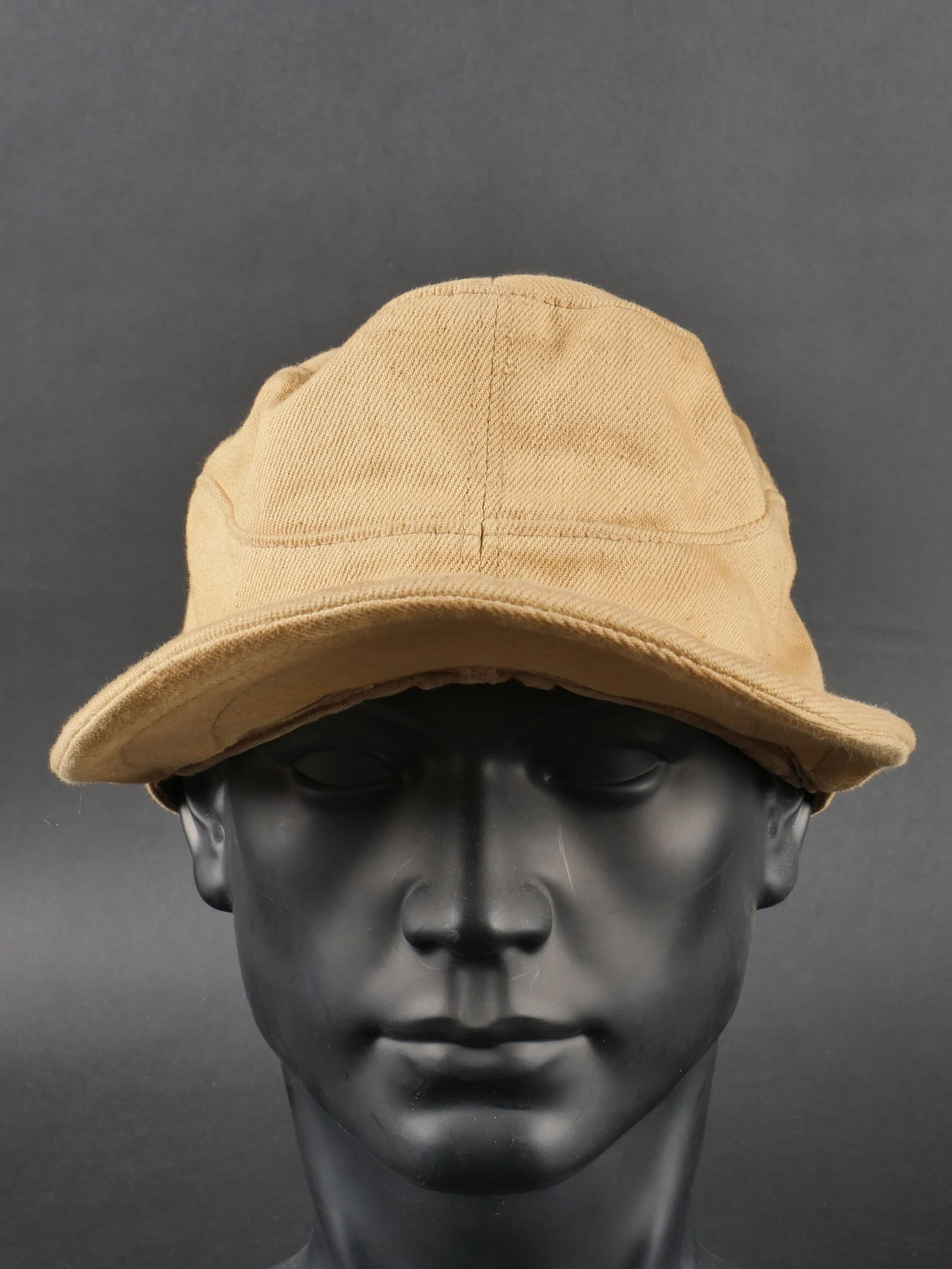 Casquette tropicale. German tropical cap.: Casquette tropicale. En toile couleur jaune sable. Visiere en tres bon etat. Quatre œillets d aeration. Depourvu d insigne. Interieur double en satinette marron. Sans marquages visibles. A noter une