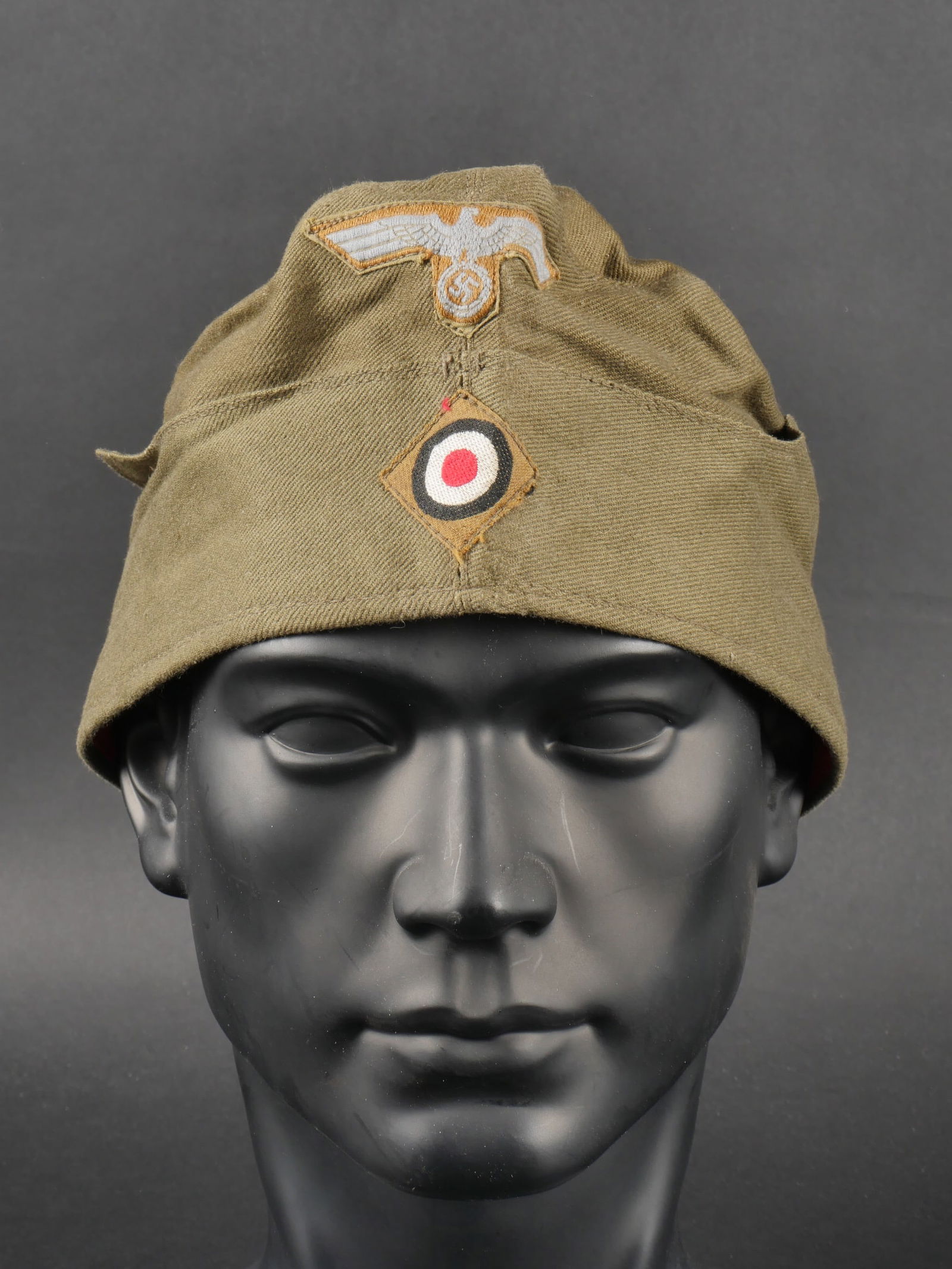 Calot tropical Heer. German tropical garrison cap.: Calot tropical Heer. En tissu kaki. Cocarde et aigle tisse sur fond jaune sable. Coutures faites a la machine a coudre. Interieur double en tissu coton rouge. Marquages Hans Brandt Mutzenfabrik Magdeb