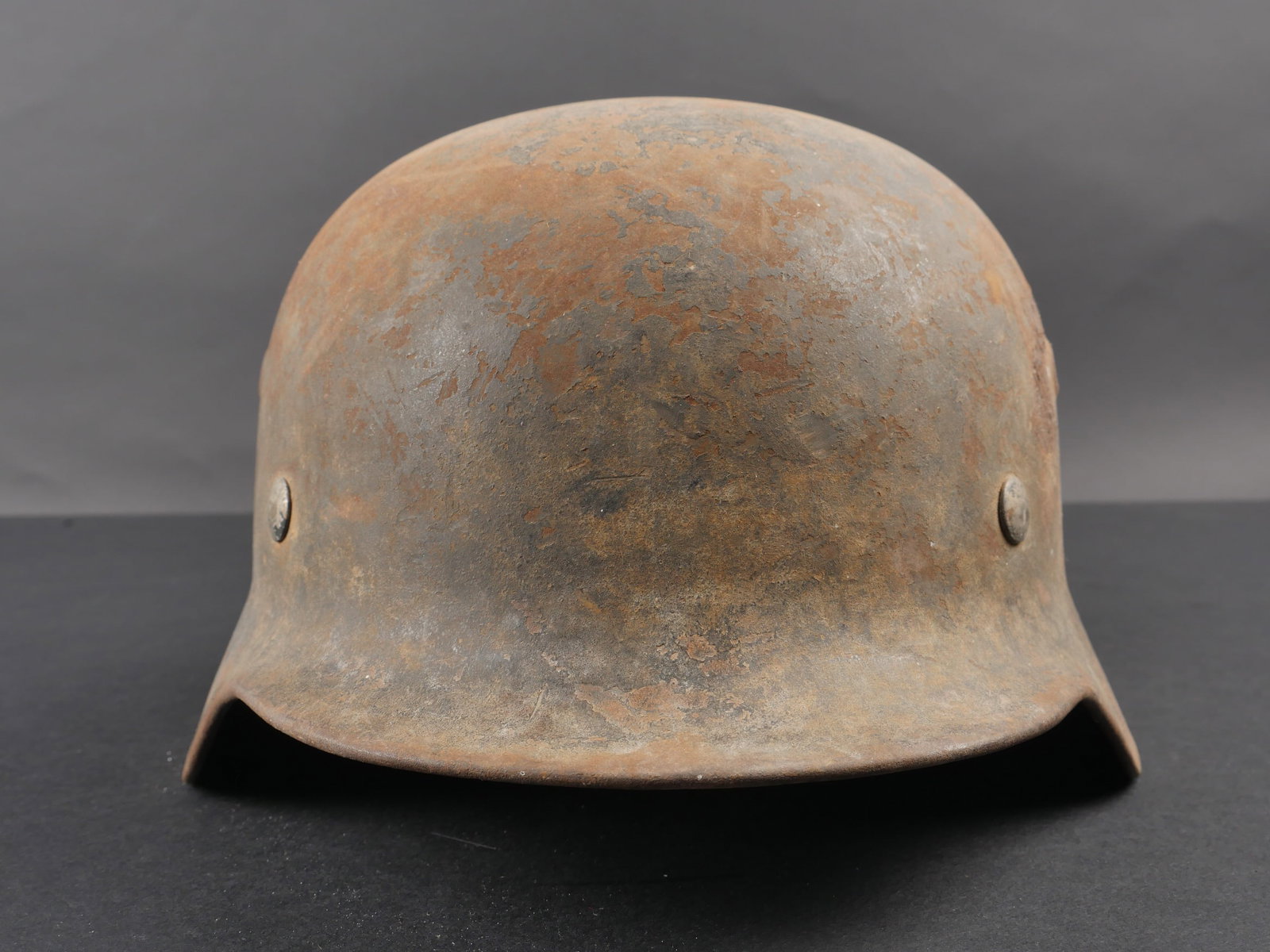 Casque allemand. German helmet.: Casque allemand. Modele M-40. Fabrication ET 66. Numero de lot 4914. Peinture externe a 40%. Aigle de la Luftwaffe du second type a 40%. Coiffe en cuir presente, fortement abimee avec des manques. Cor