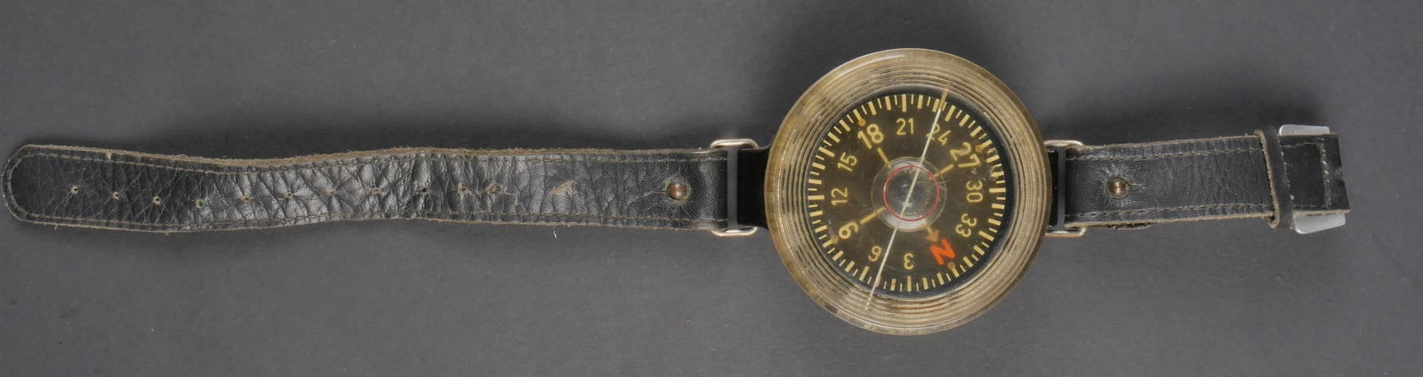 Boussole de poignee. German handle compass.: Boussole de poignee. En bakelite noire. Cadran de couleur noir. Verre transparent. Fonctionnelle. Le liquide est toujours present. Marquages au dos Armbandkompass Kadlec AK 39 10142659 FL23235. Bracel