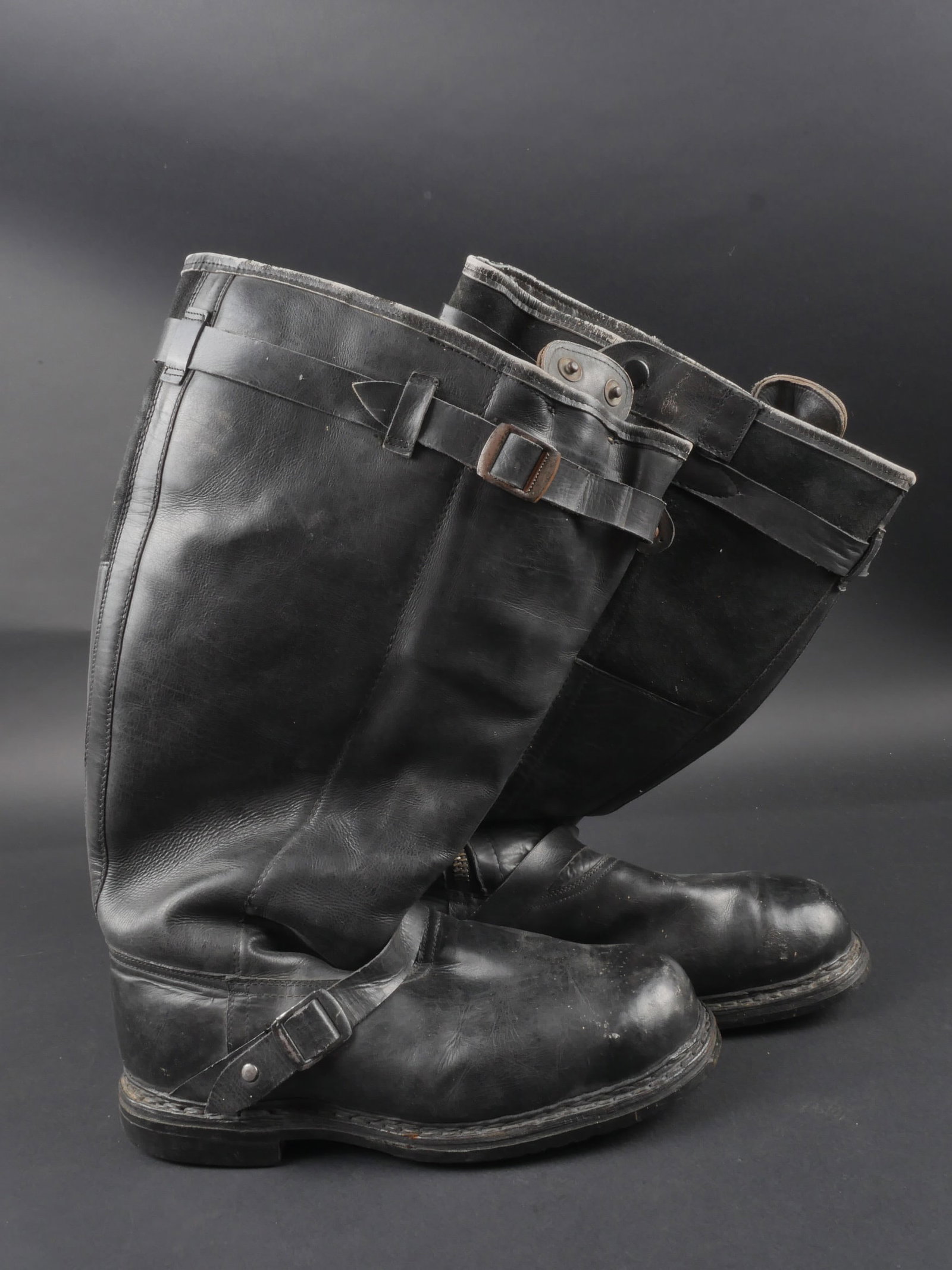 Paire de botte de vol. German pilot boots.: Paire de botte de vol. En cuir noir. La face interne dispose d une piece en daim noir. Les sangles de serrage a la cheville et au mollet sont presentes. Fermetures eclaires fonctionnelle, fabrication 