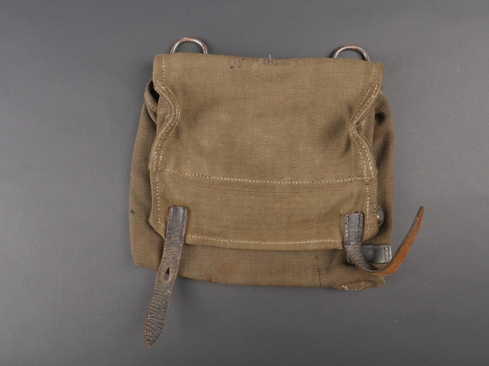 Porte chargeur MP 40. MP 40 Magazine Pouch.: Porte chargeur MP 40. Modele pour 6 compartiments. En forte toile Feldgrau. Les sangles de fermeture en cuir sont presentes. Un teton de fermeture est remplace par un bouton. Les compartiments pour ch