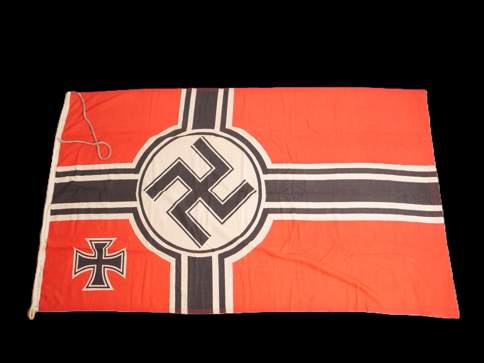Reichskriegsflagge. German navy flag.: Reichskriegsflagge. En tissu coton rouge. Insignes nationaux imprimes. Les cordelettes de fixation au mat sont presentes. Marquages de la Kriegsmarine et LOH KR FL. Dimensions 150 x 250 cm. A noter un