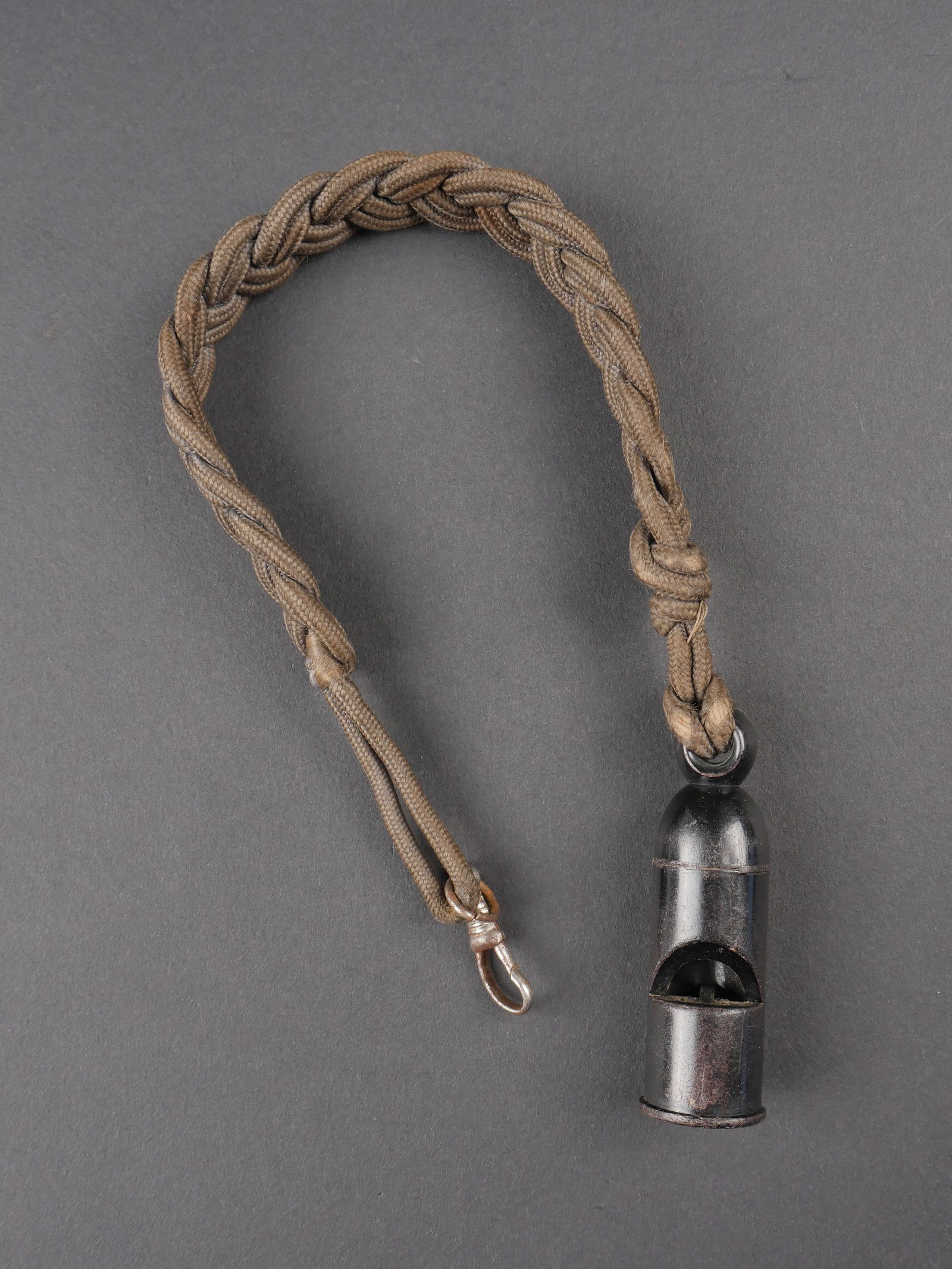 Sifflet KM. KM Whistle.: Sifflet Kriegsmarine. En bakelite noir. Cordon tresse complet avec son mousqueton. Fonctionnel. Sans marquages visibles. A noter une certaine usure et patine de la piece. Etat II+. Kriegsmarine Whistl