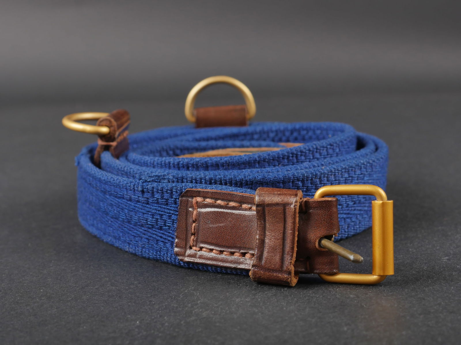 Ceinture porte epee KM. Kriegsmarine sword harness.: Ceinture porte epee de la Kriegsmarine. En tissu coton bleu et cuir marron. Toutes les pieces metalliques sont presentes. Taille 115. Date 1942. A noter une legere usure et patine de la piece. Etat I-