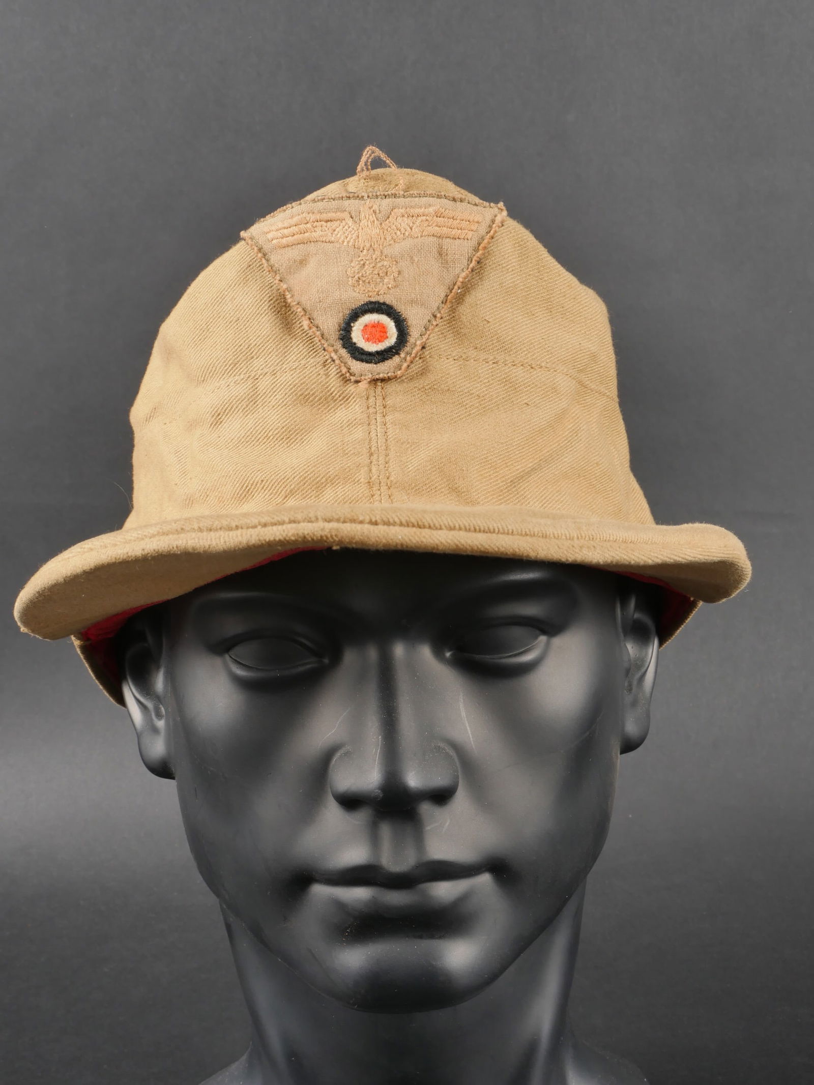 Casquette tropicale Kriegsmarine. Kriegsmarine tropical cap.: Casquette tropicale de la Kriegsmarine. En tissu couleur jaune sable. Insigne trapezoidal de la Kriegsmarine cousu main. Interieur double en tissu coton rouge. Sans marquages visibles. Visiere present