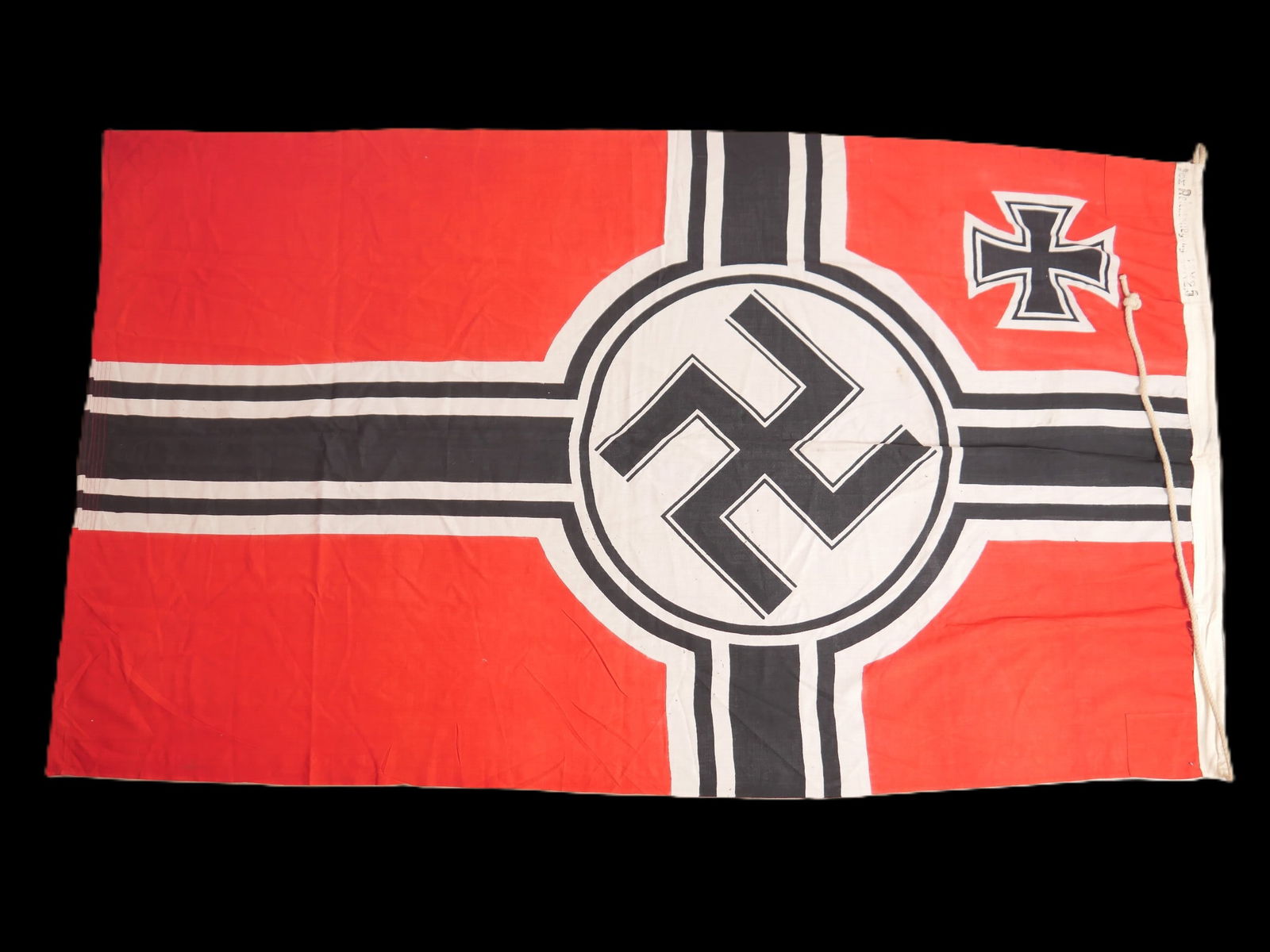 Reichskriegsflagge. German navy flag.: Reichskriegsflagge. En tissu coton rouge. Insignes nationaux imprimes. Les cordelettes de fixation au mat sont presentes. Marquages de la Kriegsmarine et Reichskriegsflg. Dimensions 150 x 250 cm. A no