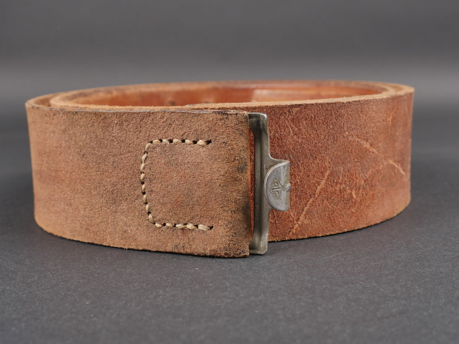 Ceinturon Kriegsmarine. Kriegsmarine Belt.: Ceinturon Kriegsmarine. En cuir fauve. Bouclerie en metal, fabrication OLC. Taille 98. Fabrication B 40. Beau tampon de la Kriegsmarine. A noter une certaine usure et patine de la piece. Etat II+. Kri