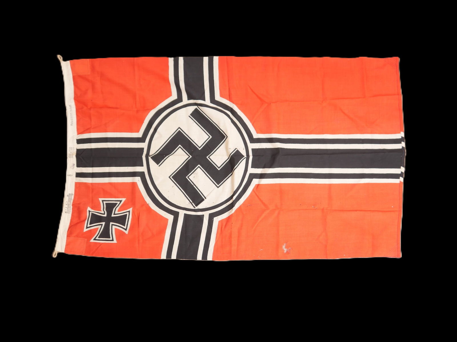 Reichskriegsflagge. German navy flag.: Reichskriegsflagge. En tissu coton rouge. Insignes nationaux imprimes. Les cordelettes de fixation au mat sont presentes. Marquages de la Kriegsmarine et Reichskriegsflg Landers 6. Fabrication Plutzar