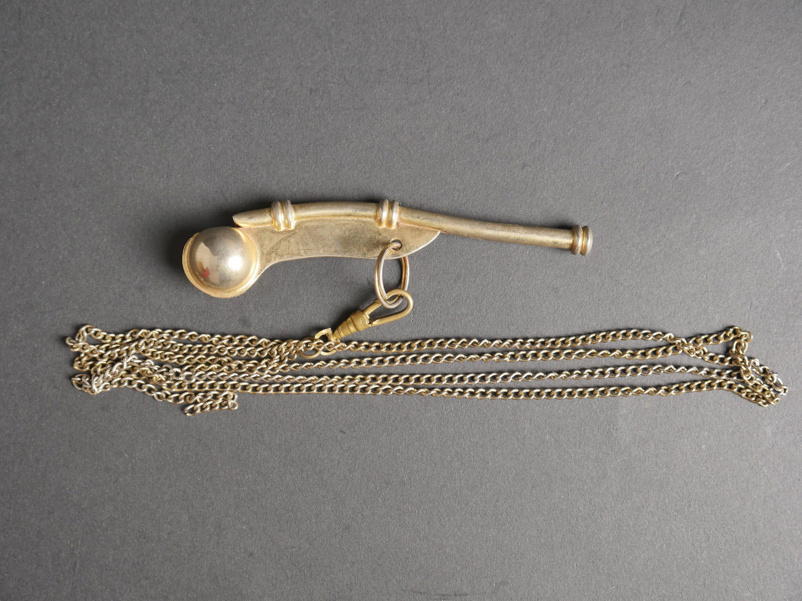 Sifflet KM. KM Whistle.: Sifflet Kriegsmarine. En metal, fonctionnel. Chainette presente. Mousqueton fonctionnel. Sans marquages visibles. A noter une certaine usure et patine de la piece. Etat II+. Kriegsmarine Whistle. Made