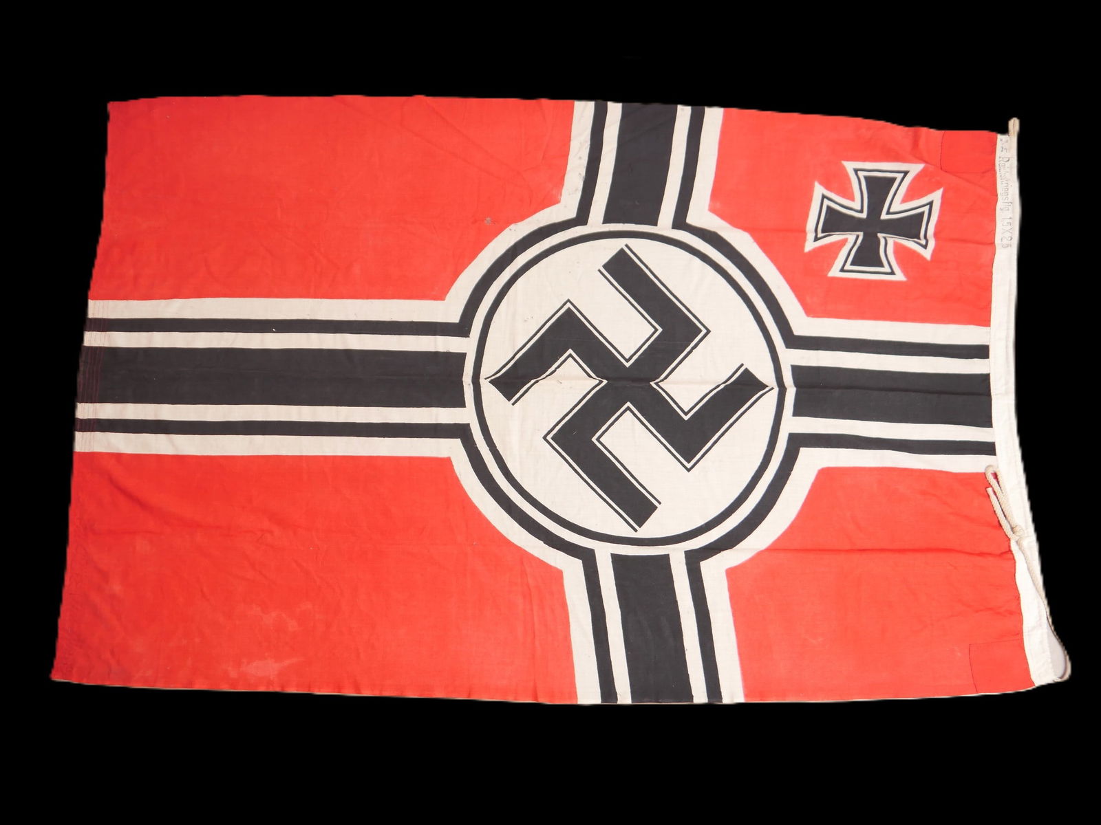 Reichskriegsflagge. German navy flag.: Reichskriegsflagge. En tissu coton rouge. Insignes nationaux imprimes. Les cordelettes de fixation au mat sont presentes. Marquages de la Kriegsmarine et Reichskriegsflg. Dimensions 150 x 250 cm. A no