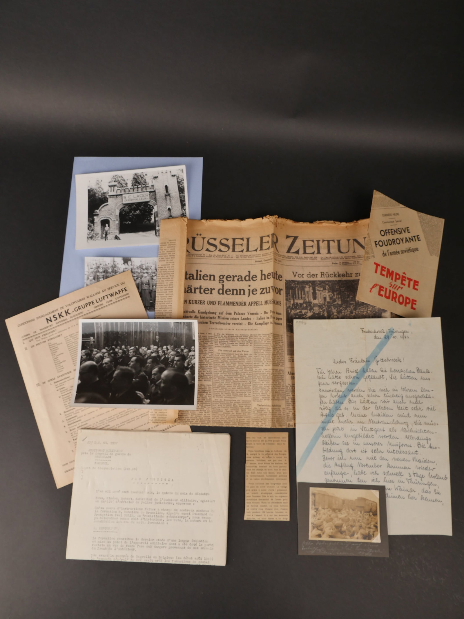 Ensemble de documents autour des formations de combat de REX et de la Wallonie. Set of documents: Ensemble de documents autour des formations de combat de REX et de la Wallonie. Comprenant un rare formulaire des conditions d’engagement de volontaires wallons au service du NSKK-Gruppe Luftwaffe, 