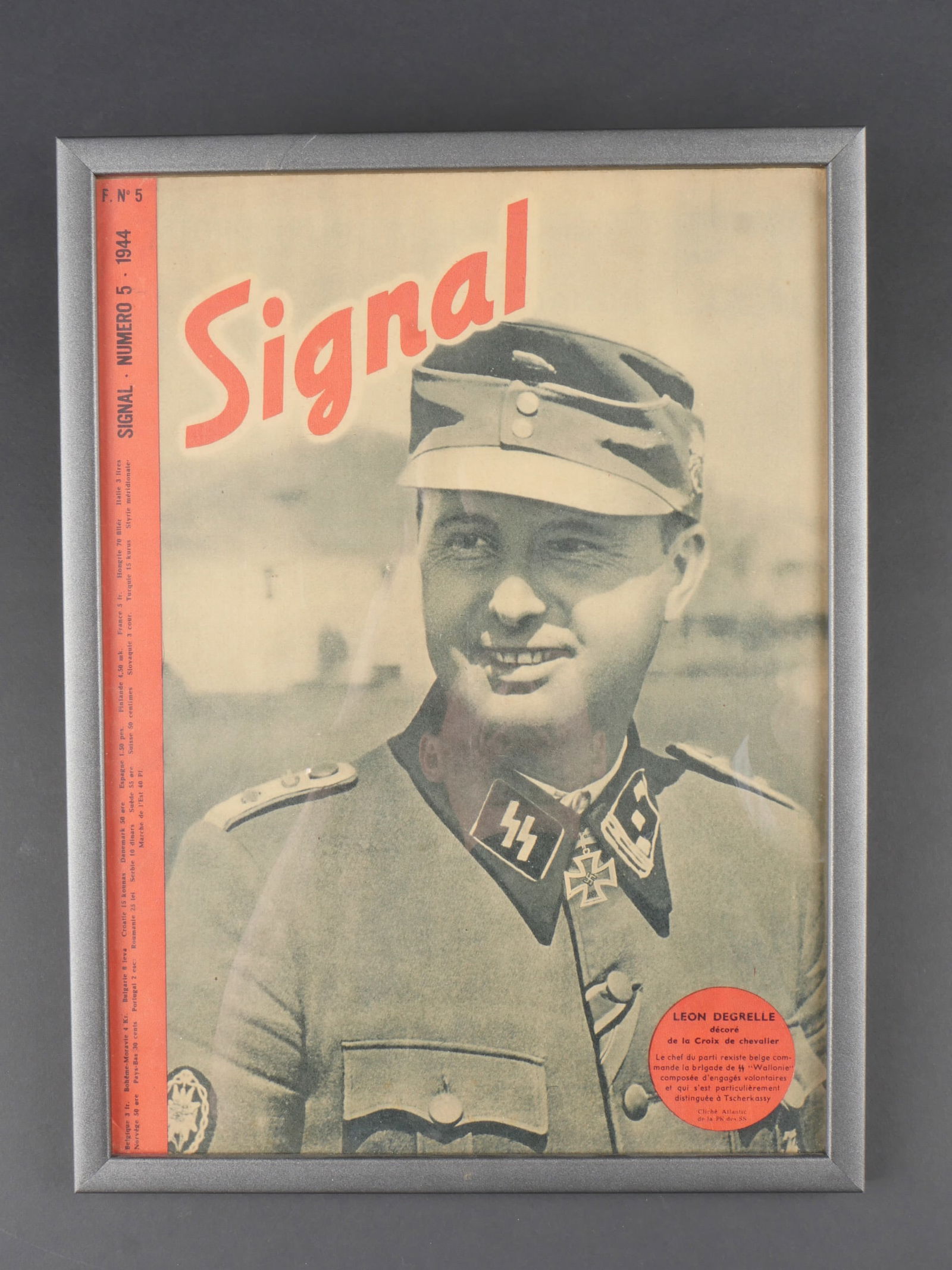 Signal Leon Degrelle. Leon Degrelle Signal magazine.: Signal Leon Degrelle. Magazine Signal reprenant en couverture une photo de Leon Degrelle. Signa Numero 5 1944. Sous cadre moderne. A noter une certaine usure et patine de la piece. Etat II+. Signal Le