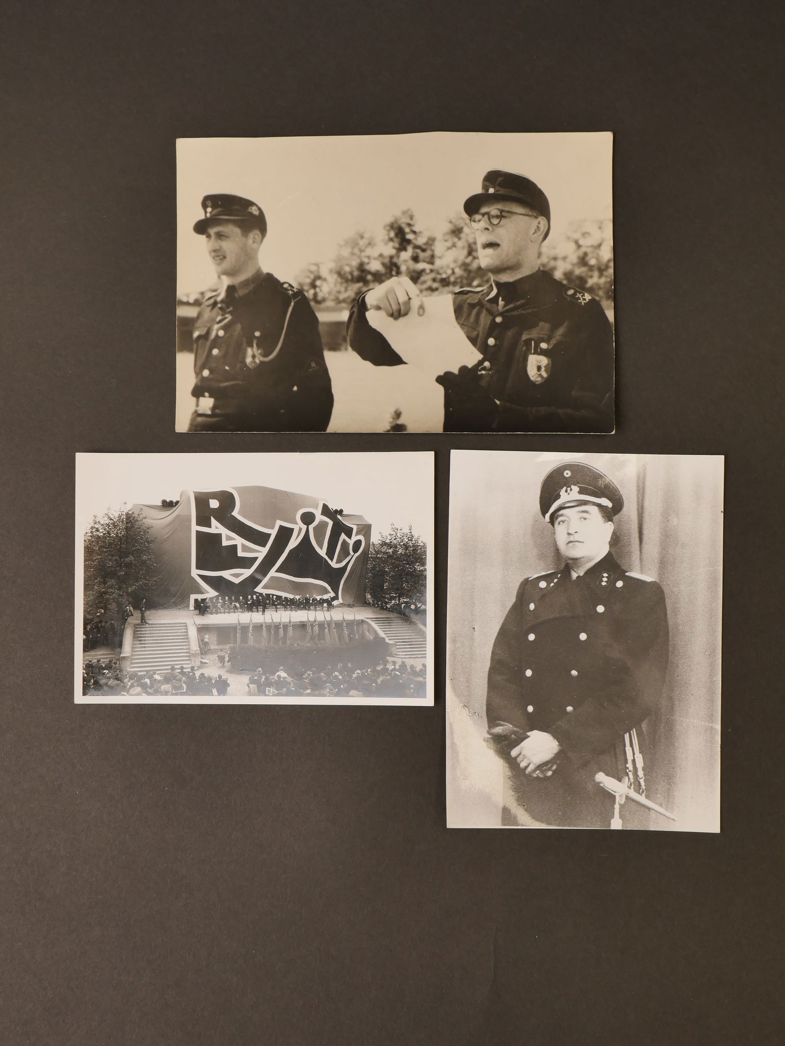 Lot de 2 photos de formations rexiste. Lot of 2 photos of rexist formations.: Lot de 2 photos de formations rexiste dont une des jeunesses Legionnaires et l’autre prise lors d’un discours de Leon Degrelle probablement avant-guerre. On y joint un retirage d’un membre de la