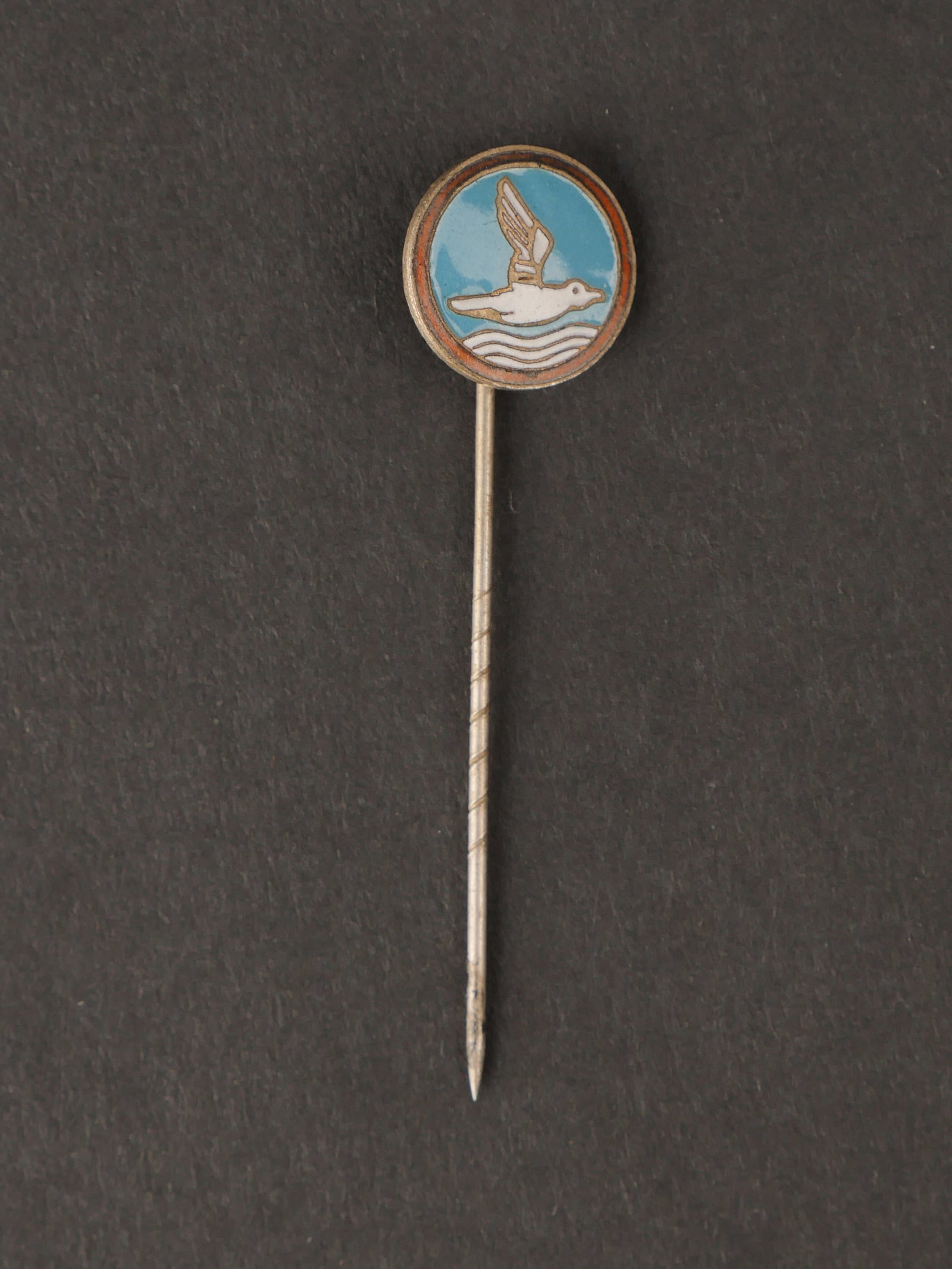 Insigne des jeunesses hollandaise. Badge of the Dutch youth.: Insigne des jeunesse hollandaise. Epinglette en metal emaillee, tige complete. Sans marquages visibles. A noter une certaine usure et patine de la piece. Etat II+. Badge of the Dutch youth. Enameled m