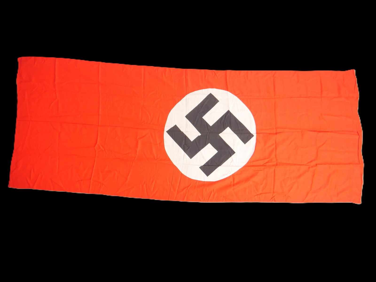 Drapeau allemand Enghien les bains. German Flag from Enghien-les-Bains.: Drapeau allemand provenant de la mairie d Enghien les bains. En tissu coton rouge. Insigne national imprime et rapporte. Dimensions 100 x 255 cm. Sans marquages visibles. A noter une certaine usure et