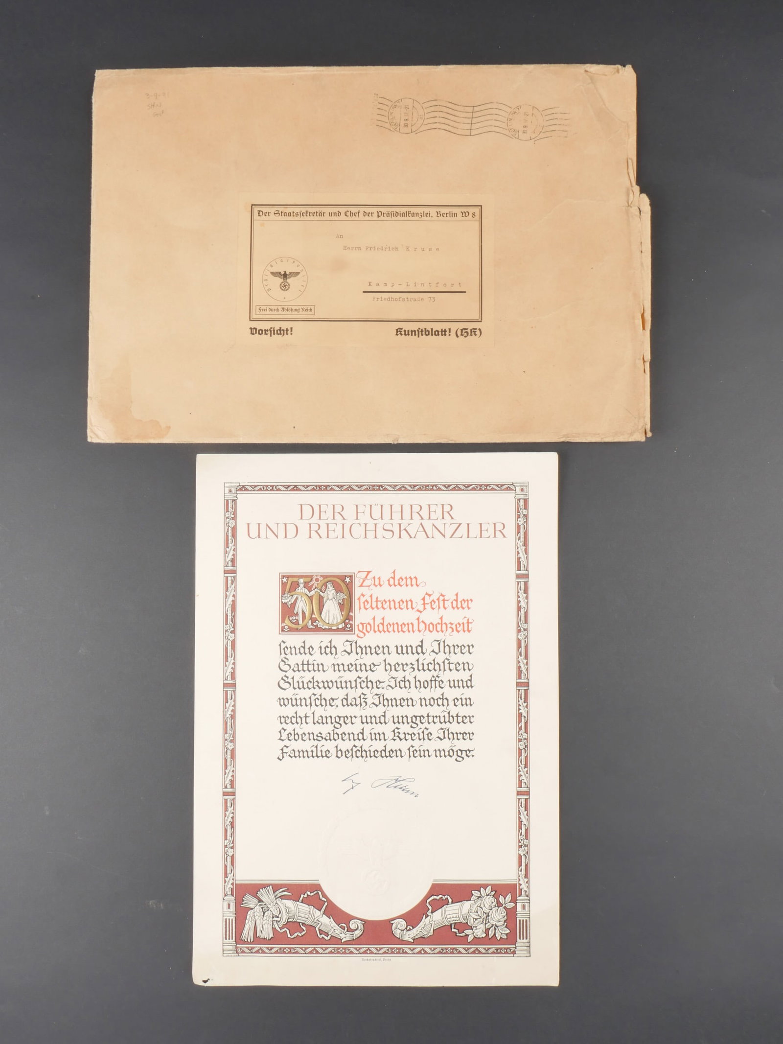 Diplome pour 50 ans de mariage. Diploma for 50 Years of Marriage.: Diplome pour 50 ans de mariage. En papier cartonne blanc, decors en couleur. Bel aigle gaufre, signature du Chancelier imprimee. Reichsdruckerei Berlin. Bien marque Der Fuhrer und Reichskanzler Zu dem