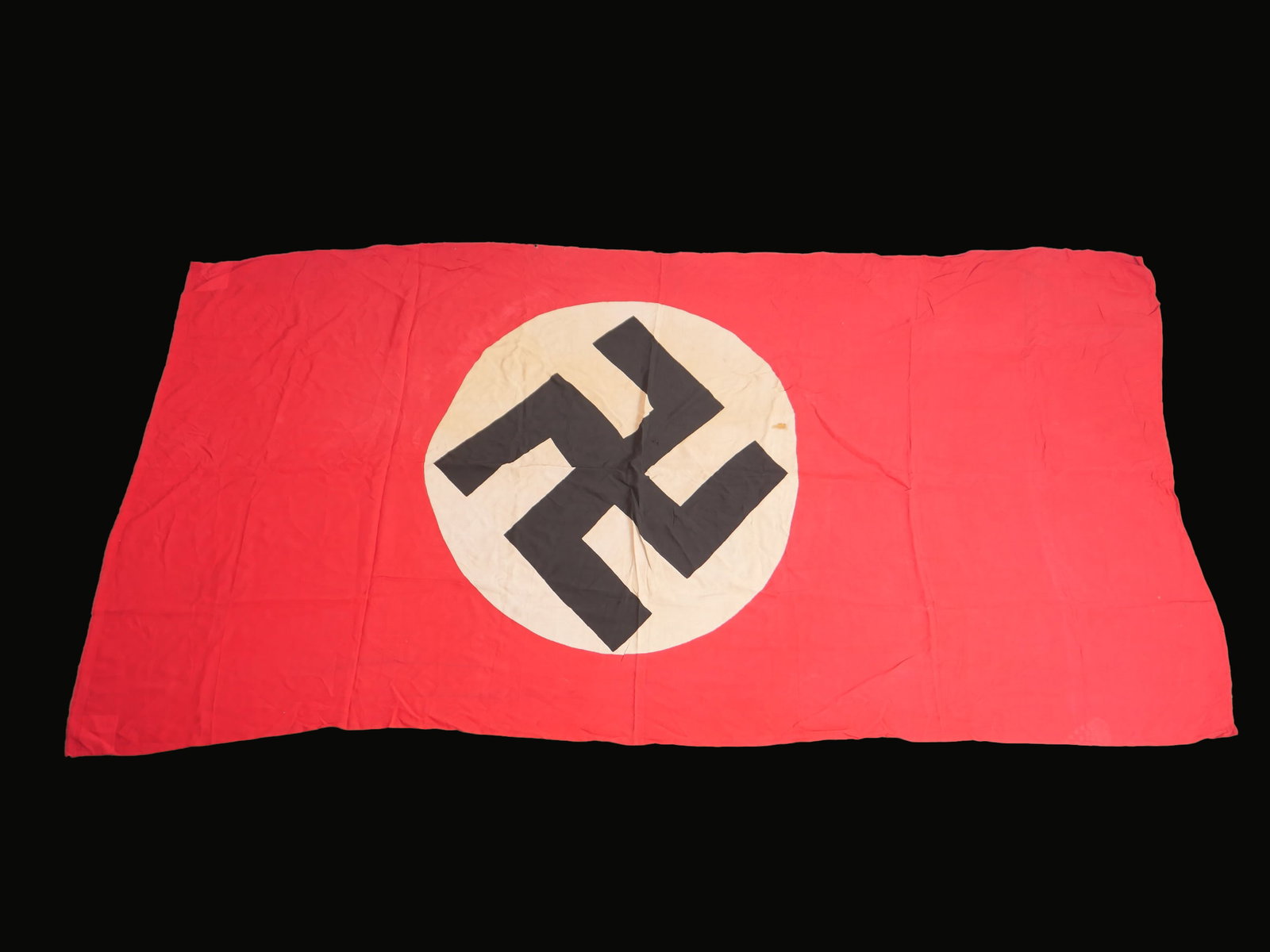 Drapeau allemand. German Flag.: Drapeau allemand. En tissu coton rouge. Insigne national directement imprime sur le tissu. Deux lanieres incompletes pour la fixation au mat. Dimensions 150 x 280 cm. Sans marquages visibles. A noter