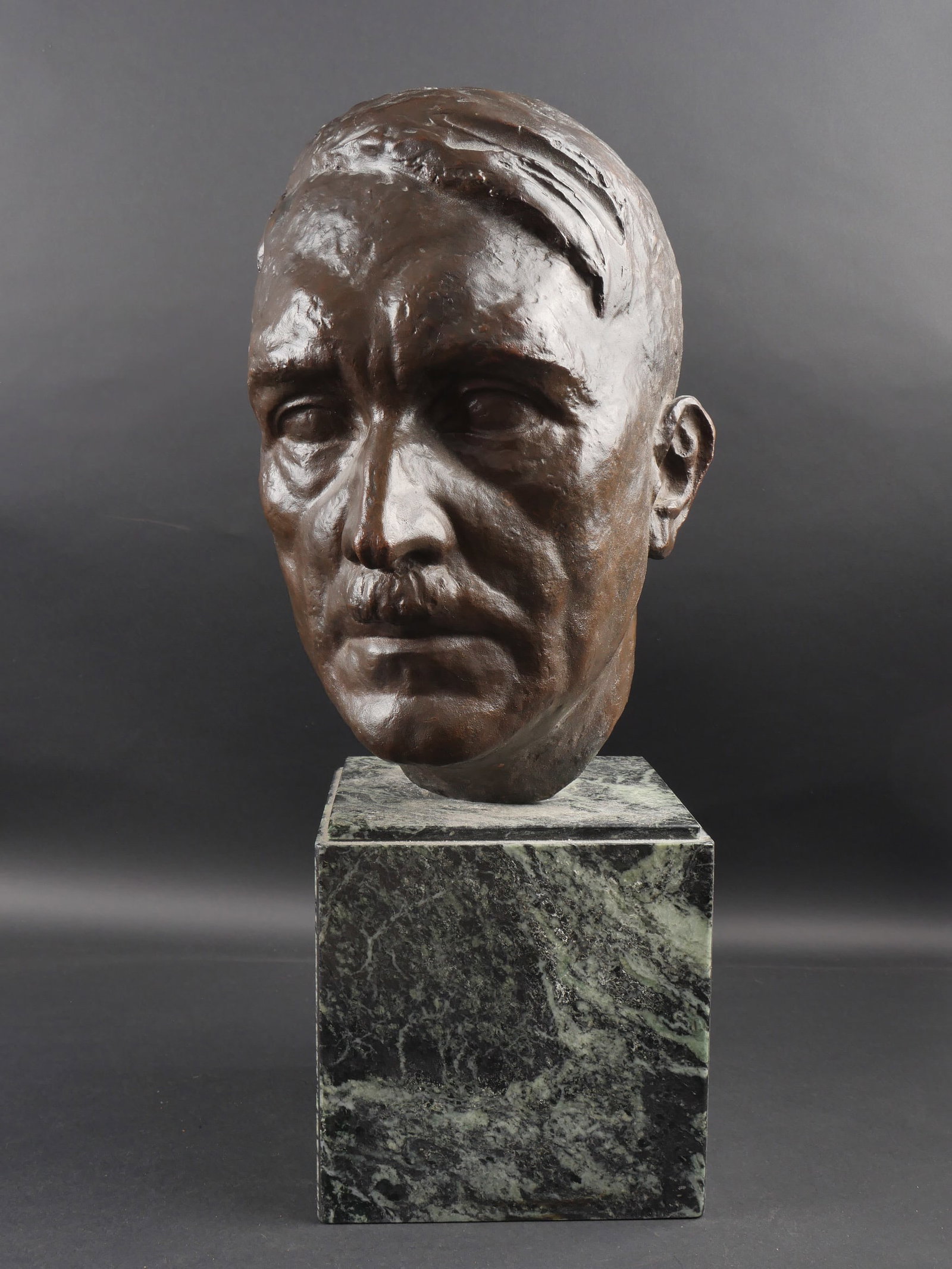 Buste du Chancelier allemand. Bust of the German Chancellor.: Buste du Chancelier allemand. Modele Ubergross. En metal moule. Vide. Fixation sur un socle en marbre. Marquages sur le cote du buste Guss Rich Barth BLN Mariendorf. Signature de l artiste Ulrich Koll