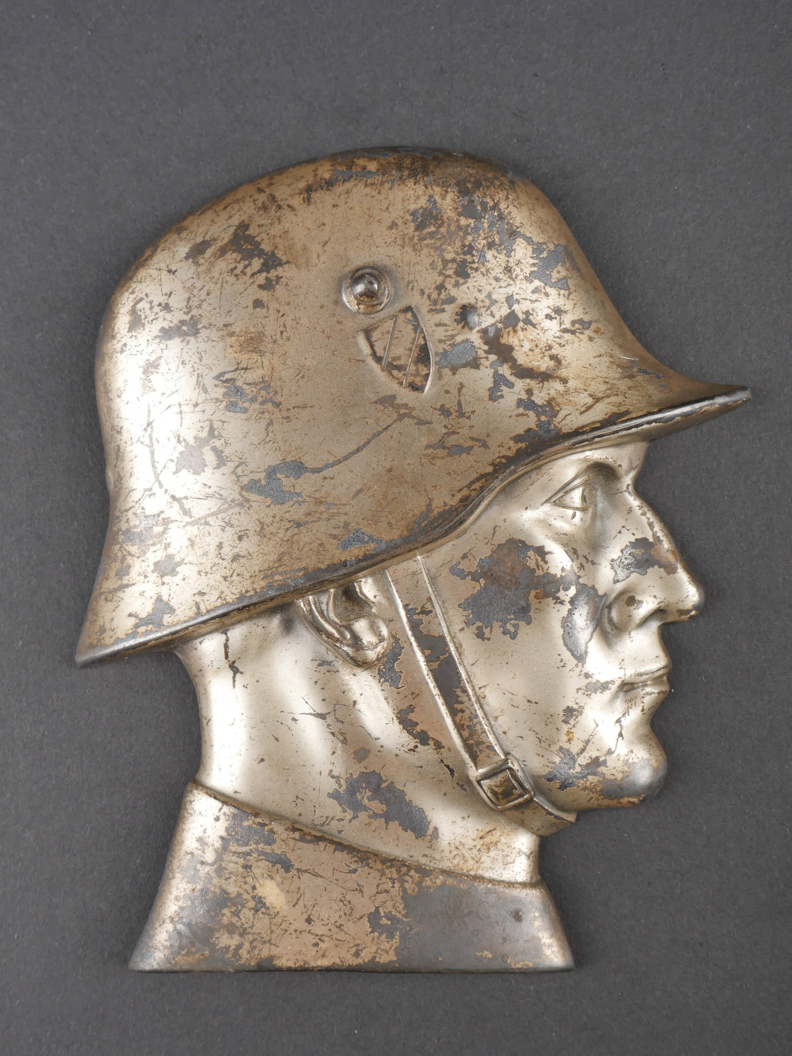 Decors de bureau. Desk Decorations.: Decors de bureau. En metal, representant le profil d un soldat allemand casque. Couleur argent a 70%. Attache murale presente, ainsi que la tige arriere. Hauteur 13 cm. A noter une certaine usure et p