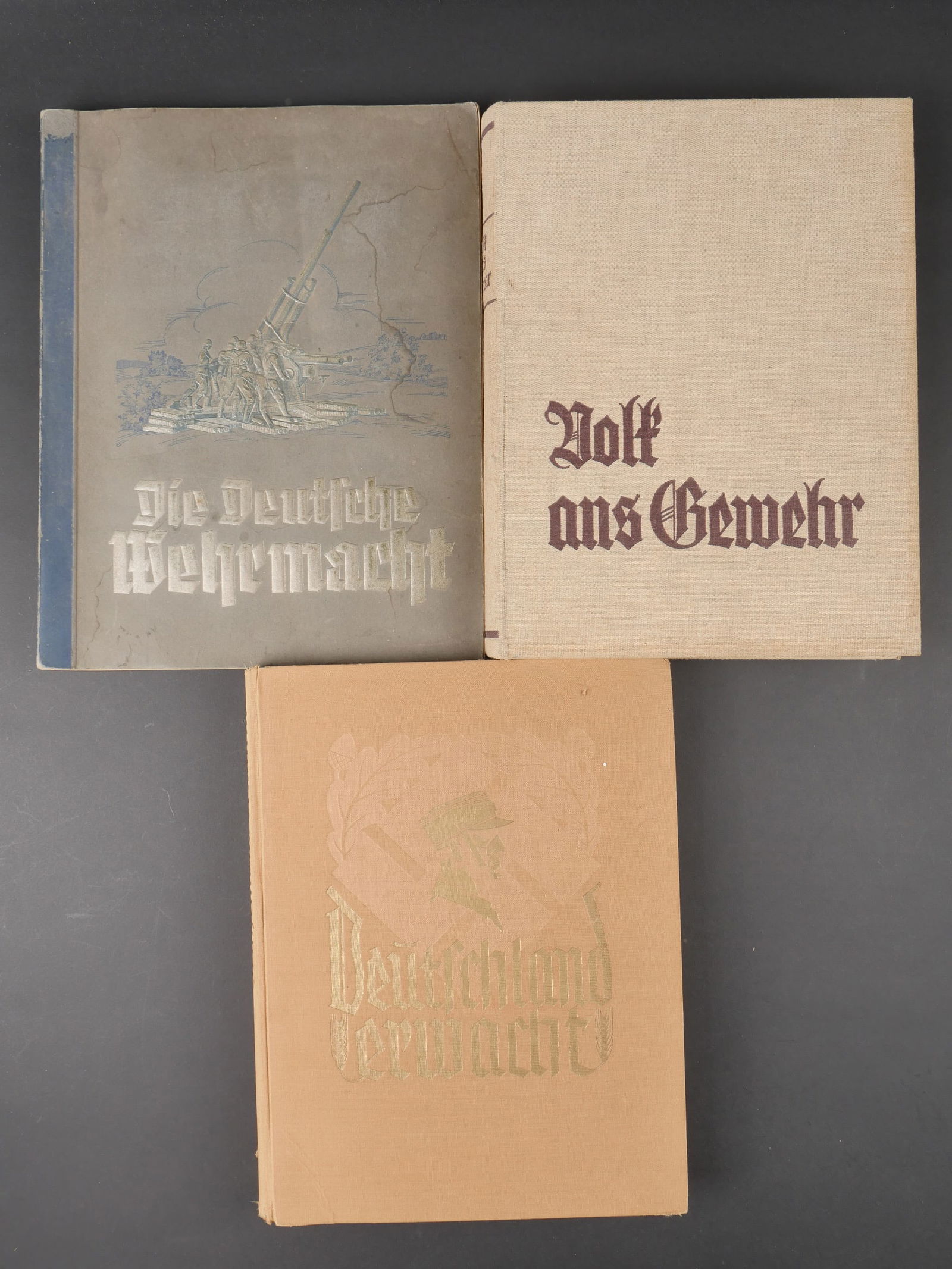 Ouvrages allemand. German books.: Ouvrages allemand. Comprenant un ouvrage Deutschland Erwarcht. Un ouvrage ans Gewehr. Un ouvrage Die Deutsche Wehrmacht. A noter une certaine usure et patine des pieces. Etat II+. German books.Includi