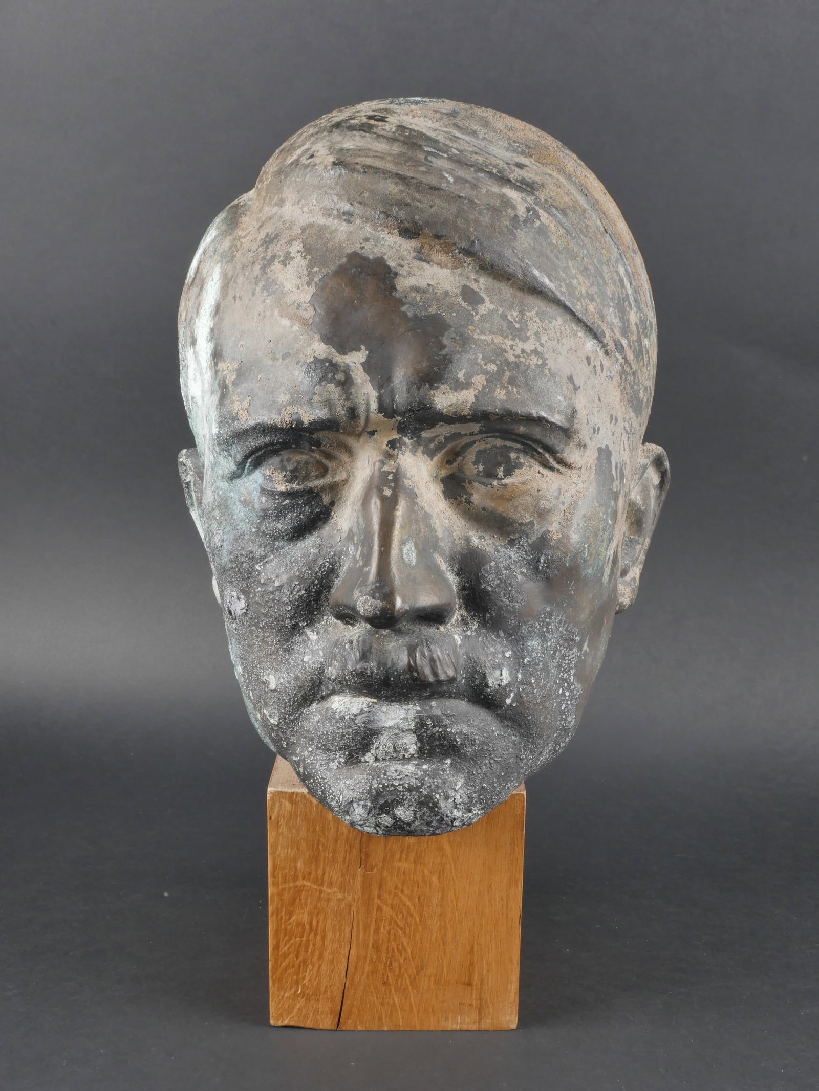Buste du Chancelier allemand. Bust of the German Chancellor.: Buste du Chancelier allemand. En regule. Tres grand modele. Probablement detachee d une statue. Socle en bois posterieur. Un trou visible sur la partie superieur de la tete. Dimensions, hauteur sans l