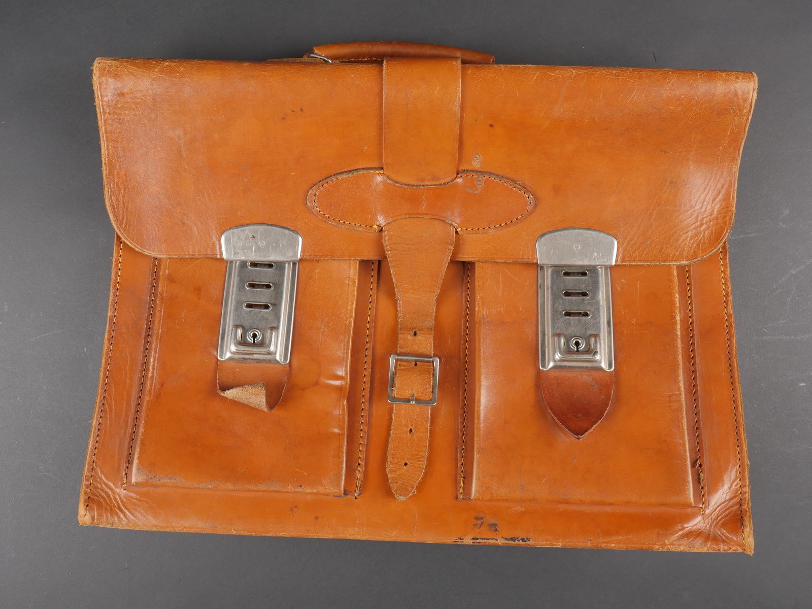 Sacoche de Hans Baur. Hans Baur s Briefcase.: Sacoche de Hans Baur. En epais cuir marron. Toutes les sangles de fermeture sont presentes, ainsi que la poignee de transport. Marquages sous le rabat Hans Baur, le reste du marquage est illisible. A 